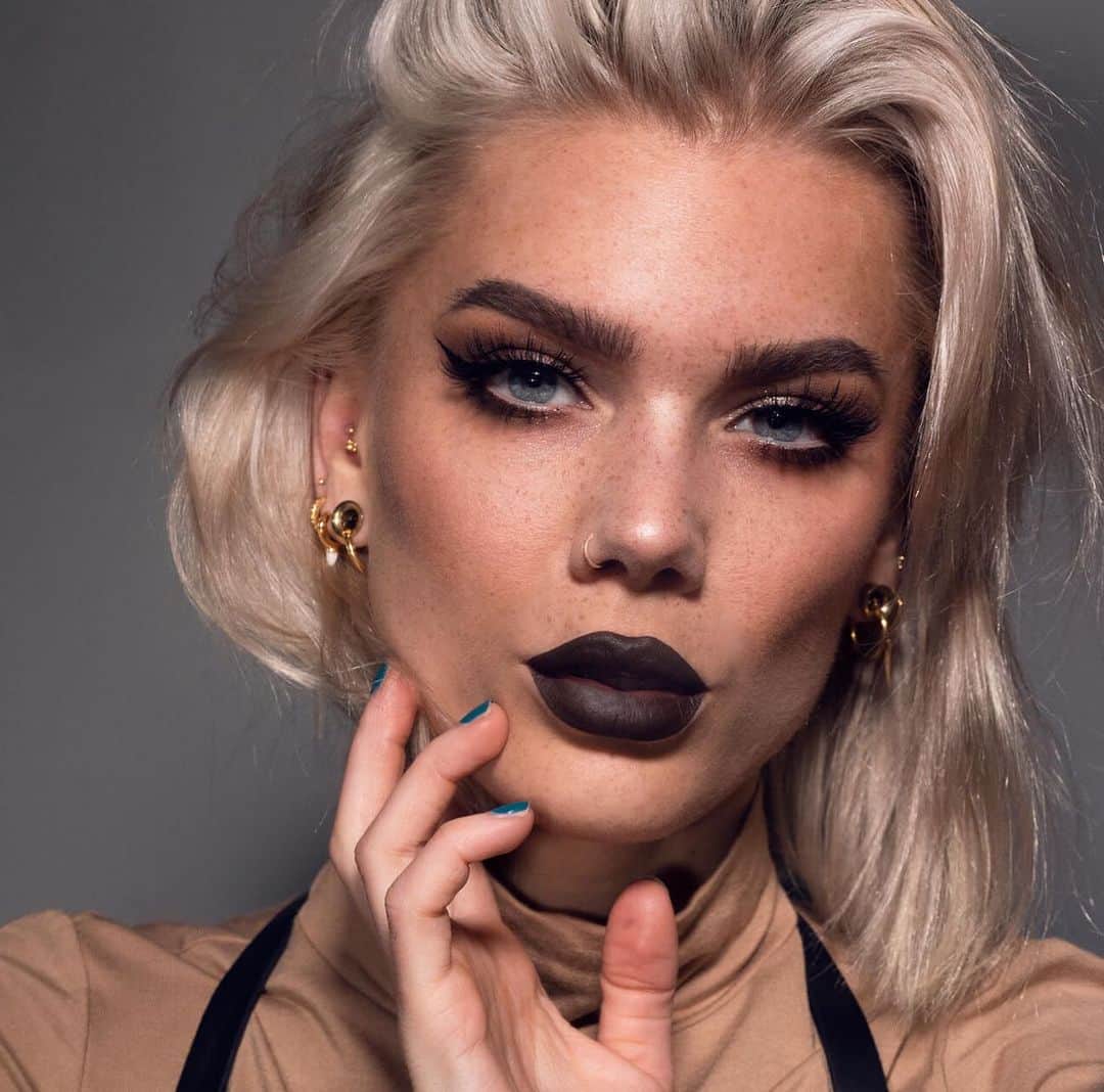 Linda Hallbergさんのインスタグラム写真 - (Linda HallbergInstagram)「Can’t choose wether I like brown or red lips the most? Dark brown lips really goes with EVERYTHING. Have you tried it? What do you think about it? -  Base @lindahallbergcosmetics Infinity Palette – Virgio, Milky Way, Maffei , Andromeda @lindahallbergcosmetics Infinity Filter Light  Eyes @toofaced shadow insurance @lindahallbergcosmetics Infinity Deep Palette @lindahallbergcosmetics Metallic Mysteries II Palette – Collision @houseoflashes Ethereal Lite @thebodyshop Lash Hero Mascara London Jet @thebodyshop star stamp eyeliner  Lips @meltcosmetics Liquid set lipstick Ebony」12月20日 6時16分 - lindahallberg