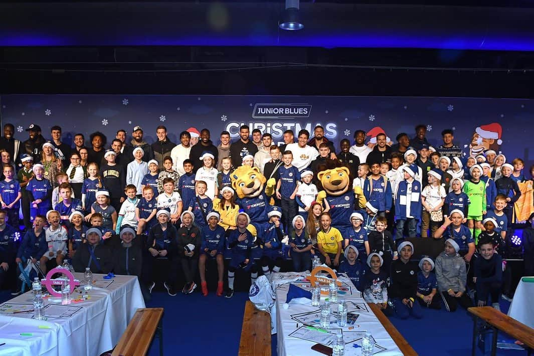 セサル・アスピリクエタさんのインスタグラム写真 - (セサル・アスピリクエタInstagram)「A very special day: visiting young patients at Westminster hospital and celebrating Junior Blues Christmas party at Stamford Bridge. Thank you all 💙 #cfc」12月20日 6時36分 - cesarazpi