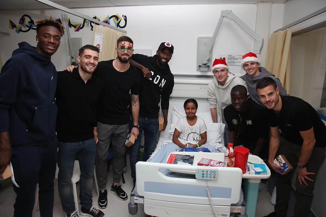 セサル・アスピリクエタさんのインスタグラム写真 - (セサル・アスピリクエタInstagram)「A very special day: visiting young patients at Westminster hospital and celebrating Junior Blues Christmas party at Stamford Bridge. Thank you all 💙 #cfc」12月20日 6時36分 - cesarazpi