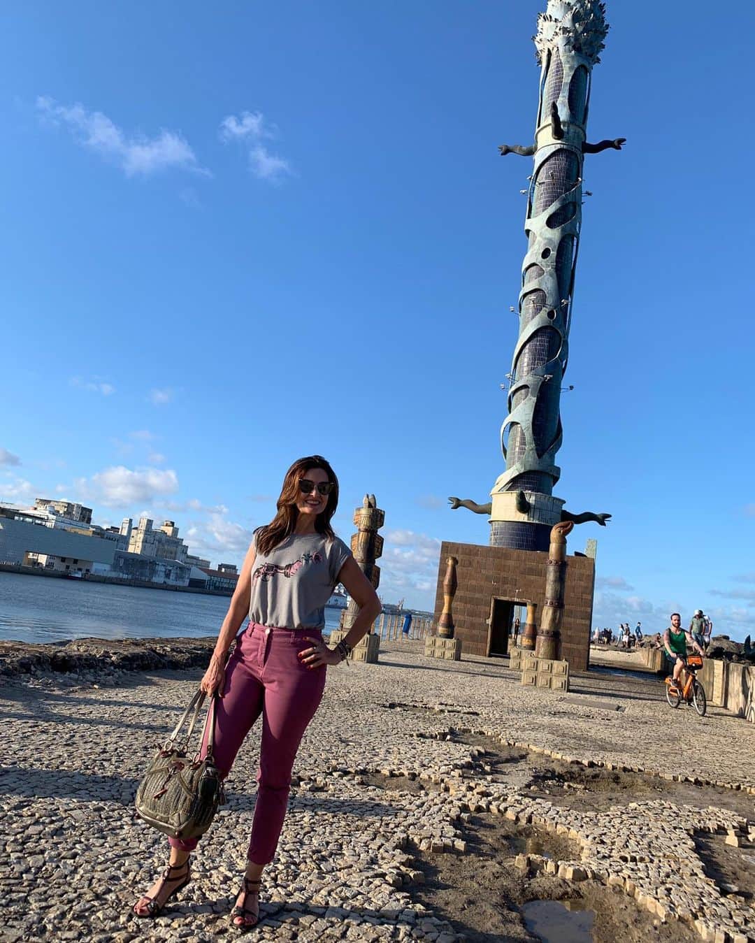 ファチマ・ベルナルデスのインスタグラム：「Eu já conhecia a obra de #FranciscoBrennand mesmo antes de estar em Recife com tanta frequência. Mas vendo o trabalho dele de perto, fica mais fácil entender por que ele é uma referência da cultura pernambucana e o sucesso dele também internacionalmente. Uma grande perda. #parquedasesculturas #marcozero #recife」