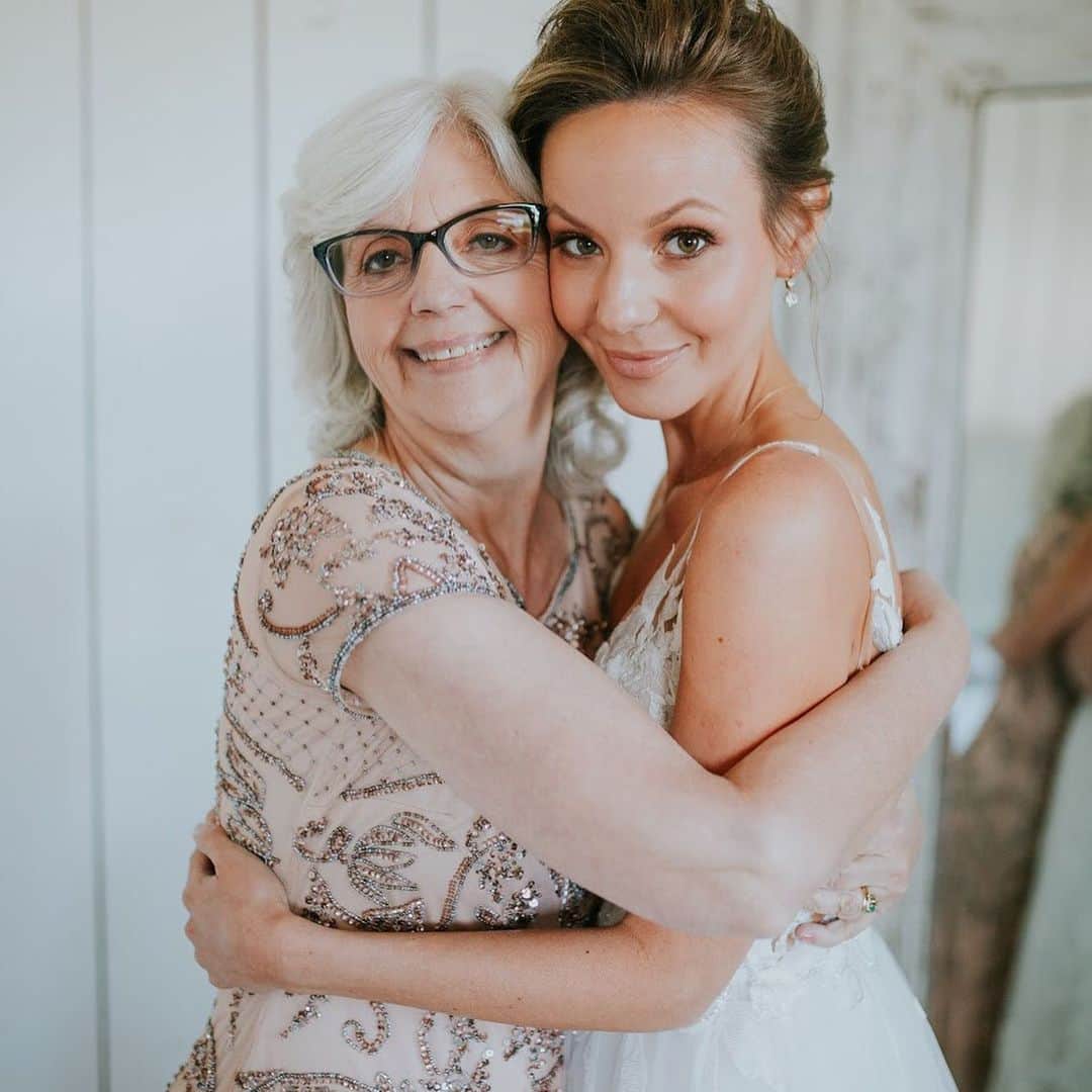 サマンサ・ドロークのインスタグラム：「Happy 60th to my hero, my mama, my best friend 💗 Wishing I could hug you right now, but these pictures will have to do for now! I love you so much xx Happy Birthday Mama 💗🎉」