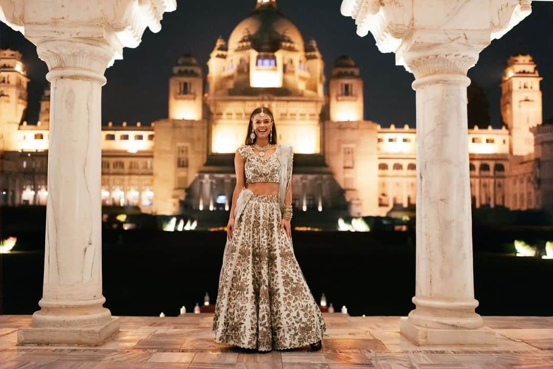 ニーナ・アグダルのインスタグラム：「Have a lot of India yet to upload so just gonna start here.. Gala Dinner, hosted by His Highness Gaj Singh II, Maharaja of Marwar-Jodhpur 🙏 @royalsalute #royalsalute21 🥃 @umaidbhawanpalace @styledbymohar wearing @terra_inde 🧡 @nickhstudio」