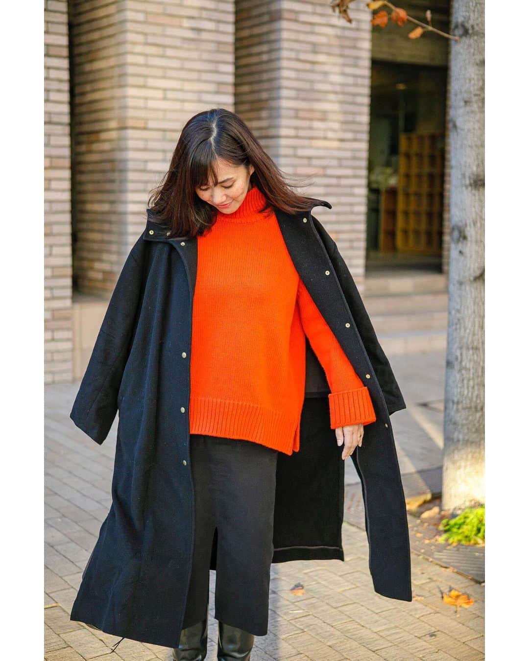 田中幸恵のインスタグラム：「____ . @my_clozette  のニット🍊 .  実はオレンジの洋服は、はじめてチャレンジ。 .  似合うか心配やったけど、試着してる　@yukaringoma  が可愛くて欲しくなって。。 いったん帰ったけど、やっぱり気になって、結局次の日またお店に行くことに笑🤣 . .  ダークになりがちな冬のファッションをパッと明るくしてくれるし、疲れた顔色もごまかしてくれて、これは良い笑🙆‍♀️ . . ベージュ・オレンジ・ピスタチオ・ブラウンの4色で迷って、 ストリーズにも上げたら、フォロワーさんたちからオレンジが欲しい！とDMたくさんもらったので、オレンジにして大正解🙆‍♀️🧡 . ウールであったかいし、ベージュも欲しい。。🦙 @yukaringoma  の真似っこしよかな♡ . #myclozette  #gallardagalante  #sartore  #jandmdavidson  #yori_japan」
