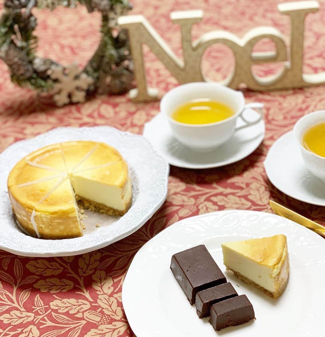 のインスタグラム：「おうちクリスマスアフタヌーンティー🎄✨✨﻿ ﻿ ﻿ チョコレートテリーヌもニューヨークチーズケーキもローストビーフも @sugarlady_official  の年末カタログから選びました💚💚💚﻿ ﻿ ﻿ ﻿ ニューヨークチーズケーキは🧀﻿ アメリカンな本場の味で濃厚ー✨✨﻿ トンカ豆をつかったチョコレートテリーヌは🍫﻿ 本格的な味でおいしすぎた💕💕﻿ 常にストックしておきたい🤤﻿ ﻿ ﻿ そしてすごく気になっていた﻿ ヒレ肉のローストビーフはすごくふわっと柔らかくていくらでもたべれる...🤤💕💕﻿ ﻿ ﻿ ほんと冷凍食品とは思えないほどのクオリティです✨✨✨﻿ ﻿ ﻿ ﻿ #チョコレートケーキ #チーズケーキ #ニューヨークチーズケーキ﻿ #シュガーレディ #sugarlady #無添加 #食品宅配 #PR」