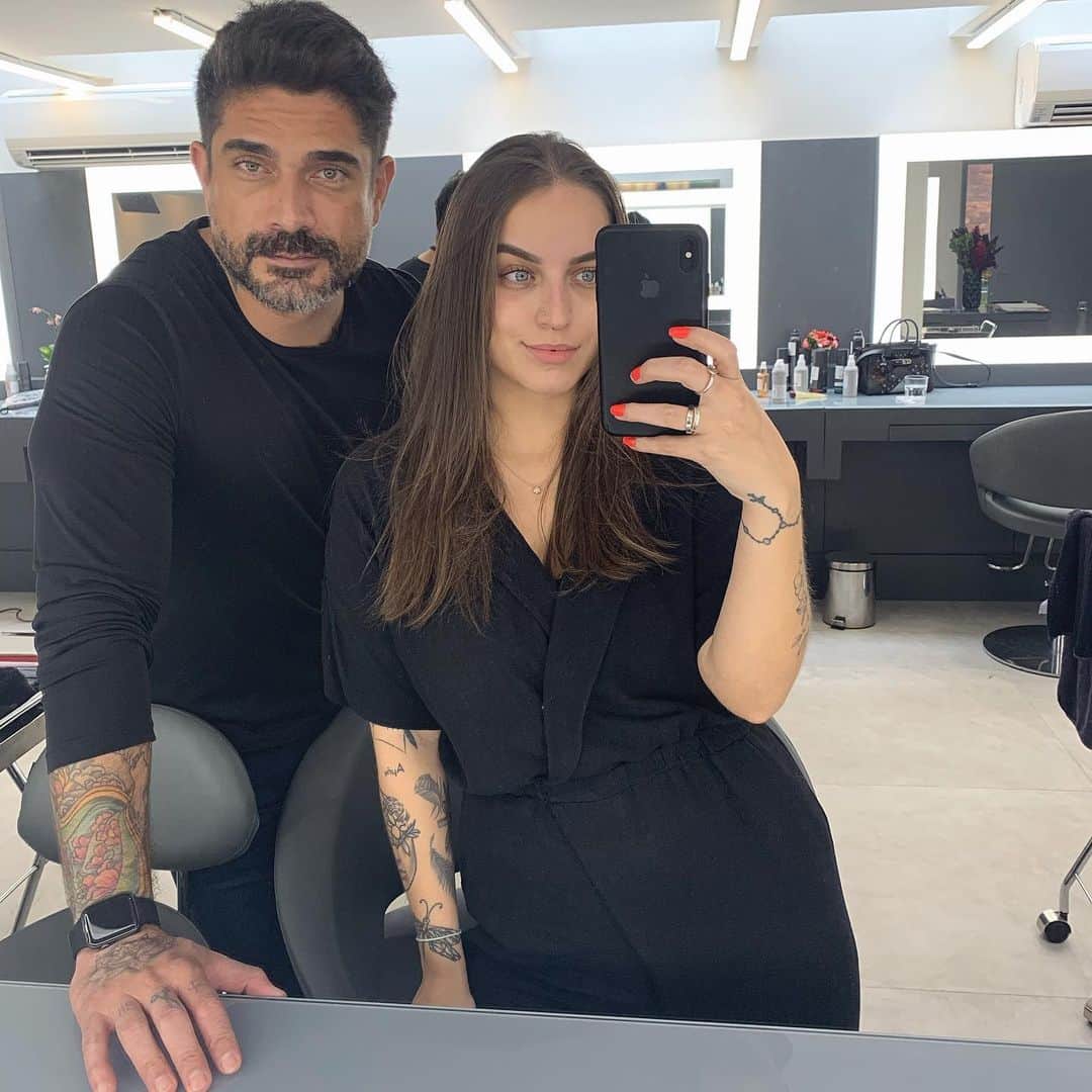 Bruna Unzuetaのインスタグラム：「Milianos cuidando do meu cabelo! @aprigiotiago ❤️ hoje foi dia de alinhamento capilar, não chega a ser uma progressiva, é menos agressiva. E ele ta mega hidratado, né?」