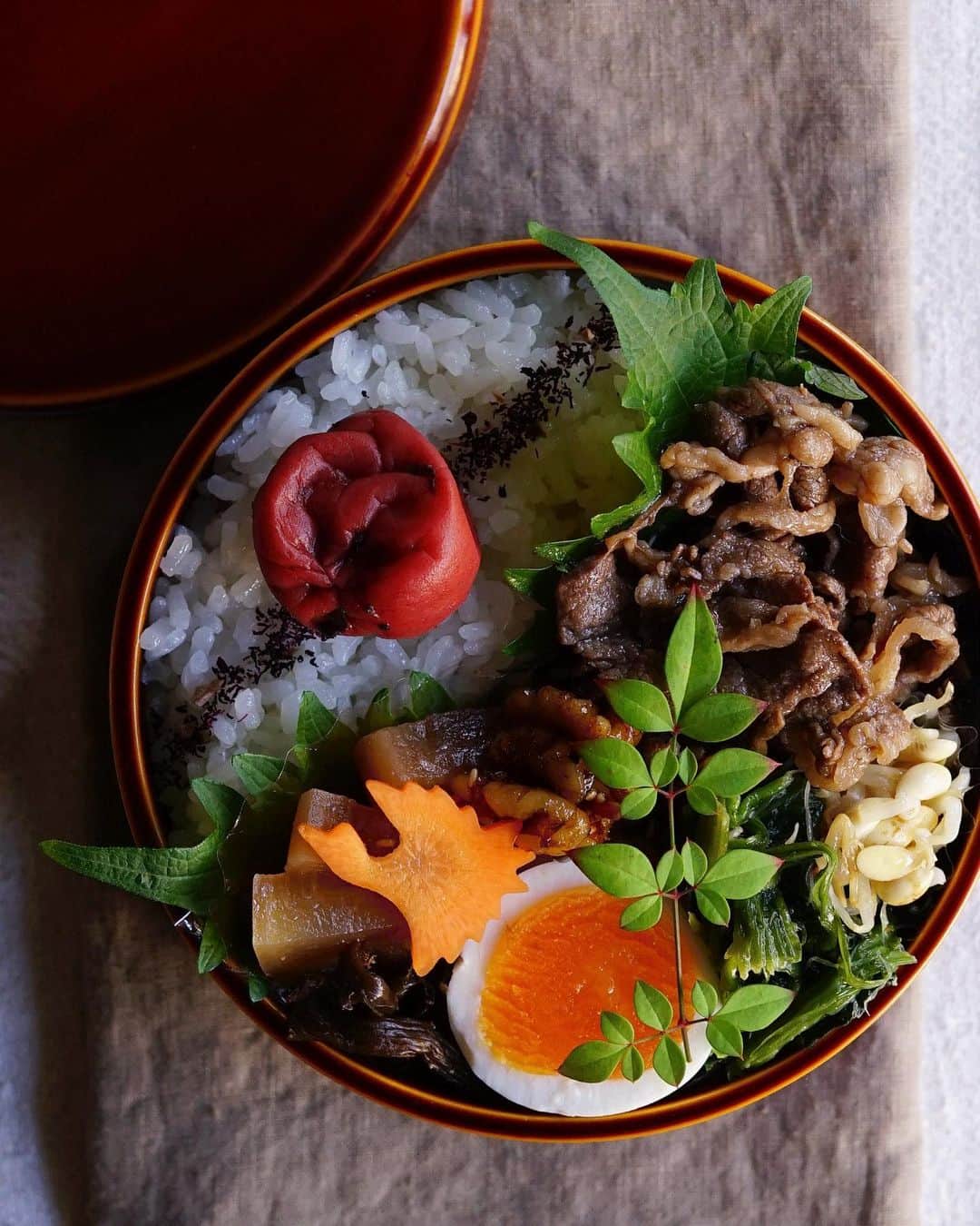 Ryoko Yunokiのインスタグラム：「+ + + Soy-glazed beef bento/牛肉の時雨煮弁当 . *rice and umeboshi *soy-glazed beef *spinach and been sprout salad with salt and sesame oil *hard-boiled egg *soy-simmered daikon radish *soy-glazed walnuts . ＊ご飯と梅干し ＊牛肉の時雨煮 ＊法蓮草とモヤシのナムル ＊ゆで卵 ＊大根の醤油煮 ＊胡桃の佃煮 + + + #bento #お弁当 #丸の内弁当 #f52grams #曲げわっぱ #春慶塗 #飛騨春慶」