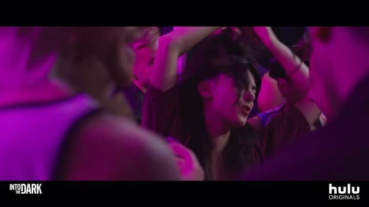 カーター・スミスのインスタグラム：「Here it is! The official MIDNIGHT KISS trailer! (Okay - I had to edit it a bit to post it but the full trailer is at the link in my bio) Can’t wait for everyone to see the film on Hulu, December 27th! 🔪🍿🍾🌈🔪🍿🍾🌈」