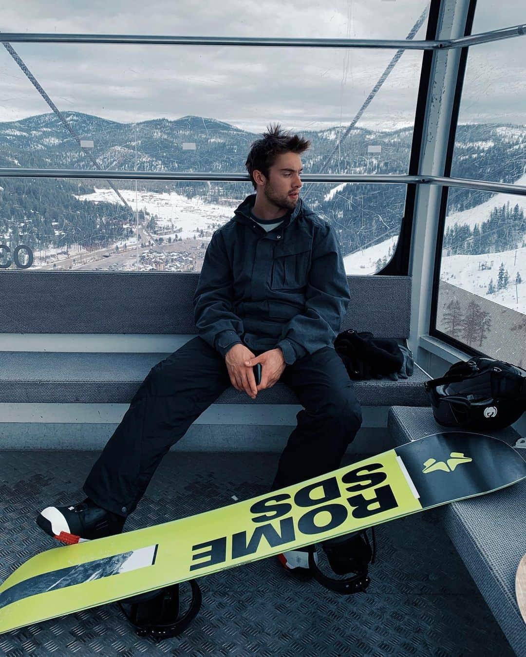 オースティン・ノースのインスタグラム：「Snow Bummin」