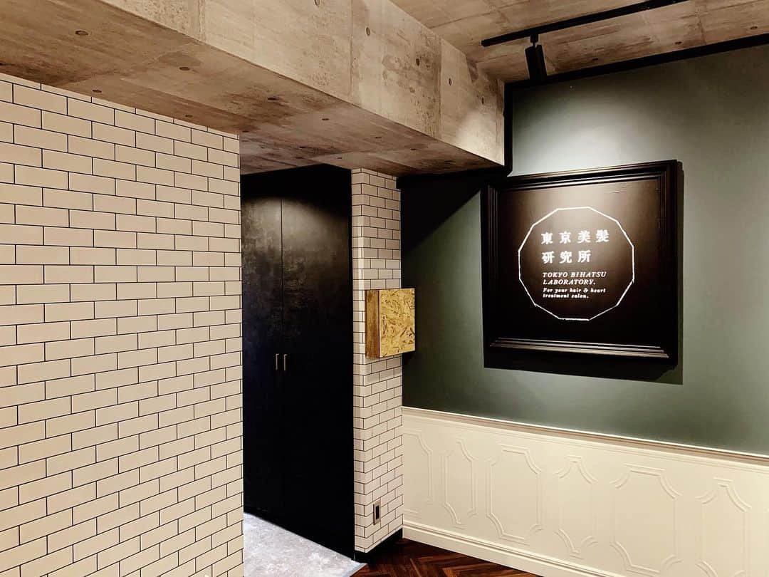 のインスタグラム：「･ 昨日無事に ｢東京美髪研究所六本木店｣がオープンいたしました💁‍♀️ ･ 六本木店は昔からのお友達 @yoji0231 と経営して参ります。 仕事するのは久しぶりねっ☺️ 心強いです！！ ･ ･ 恵比寿とはまたカラーが違う 店舗ができあがりました！！ ･ スタッフも個性豊かで 盛り上がること間違いなしですっ😆 毎日面接に素敵な子ばかりが来てくれて嬉しいです。 ･ ･ お客様の声を聞きながら、 東京美髪研究所にしか出来ないことを 日々追求していきたいと思っております！ ･ 六本木店ではクレムドアンの製品や、 恵比寿店で大人気の完全オリジナル商品 ヒト毛根細胞頭皮美容液もご購入いただけます。 ･ 六本木店の情報は、 @tokyo_bihatsu_roppongi_lab  こちらのインスタを 六本木店スタッフが更新してくれるそうです☺️ よろしくお願いします🙇‍♀️ ･ ･ ･  東京美髪研究所 六本木店 106-0032 港区六本木7-20-5 eisu bildg. 六本木 301  03-6721-0278」