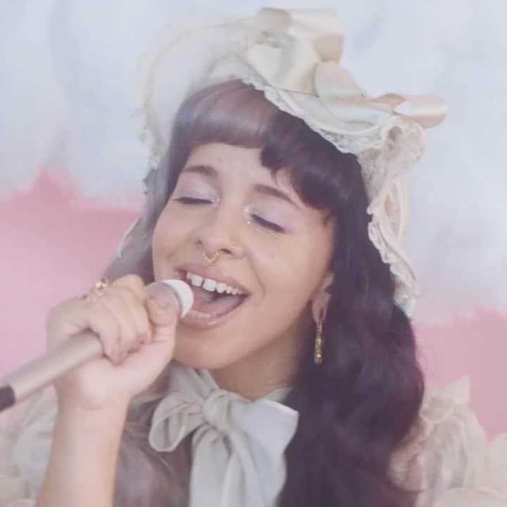 メラニー・マルティネスのインスタグラム：「👼🏼Recess acoustic session up now with @littleliska @laraharp 👼🏼 link in bio💗  @youtubemusic」