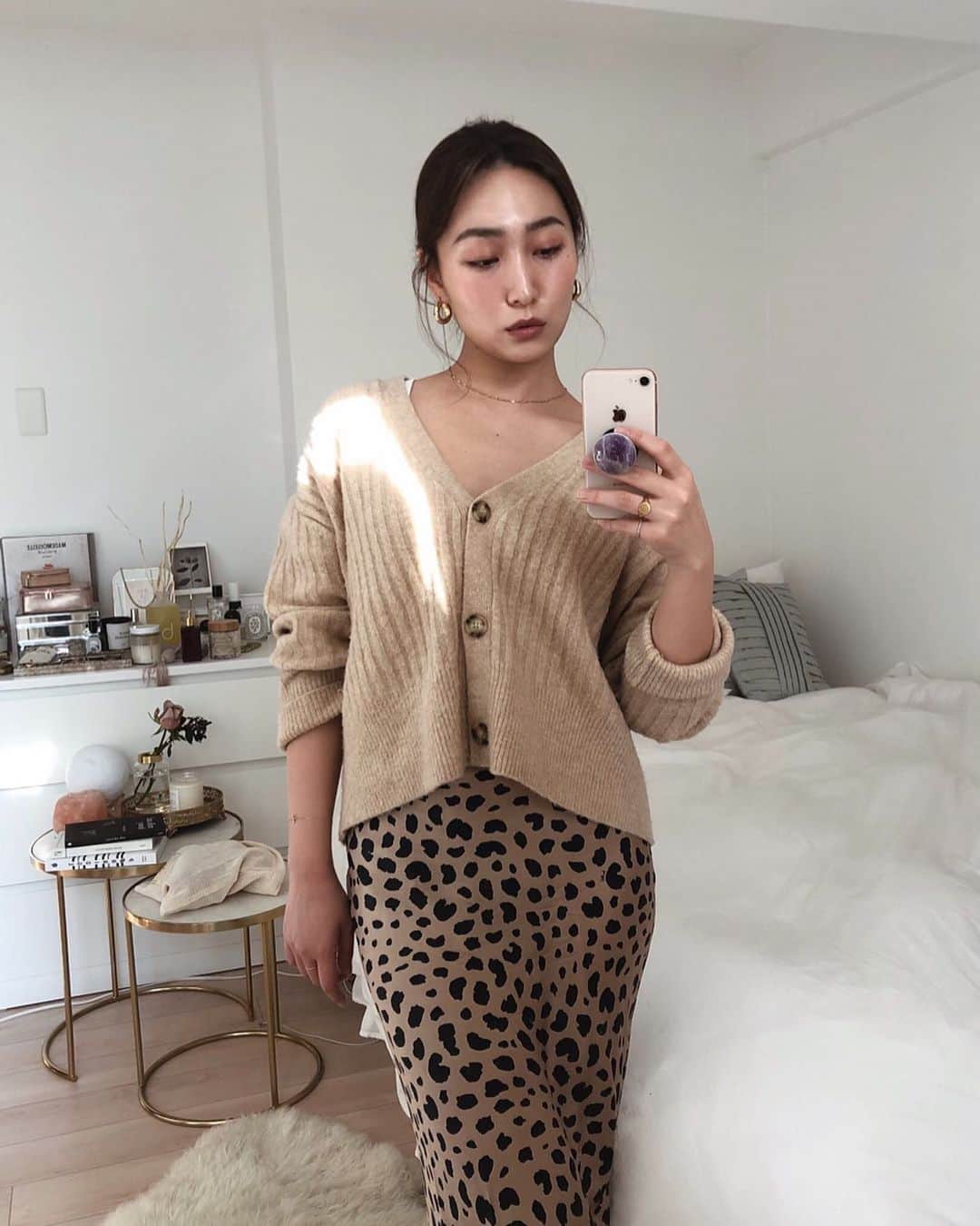 のインスタグラム：「💜@popsockets_jp_official  海外でも人気のPOPSOCKETS @popsockets  スタンドにもできて便利だし、 着せ替えてアクセサリー感覚で使えるのがお気に入り。  こちらは本物のAmethystで出来てるので、お守りみたいに身に付けてる💜💫 #popsockets#phonebetter#Expressyourself#ポップソケッツ#ポップソケッツとコーデ#スマホアクセサリー #PR」