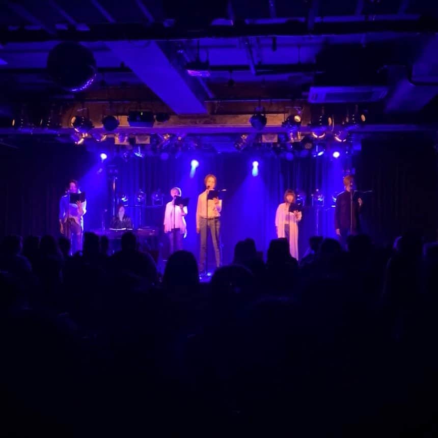 沢口千恵のインスタグラム：「12/18 『JOYFUL 星降る夜に』  ライブハウスでの歌もダンスも朗読もある公演。 15年間いつかやってみたいと願っていた公演。  挑戦も多々あるものでしたが 出演者の想いとお客さまの熱に支えられて 無事に終演しました✨  その一瞬にしか生まれないものがふるふるしていました。 いのちが溢れるって素敵。  わたしは外と中を走り回りつつ その感覚を感じ ああ、いまはじまってるんだなとその瞬間に ゾクゾクしていました。  出演者をはじめ、裏方スタッフのみなさま 会場のみなさまに見事に支えられて終演できたこと 本当にありがたいことばかりです。  ご来場いただきましたお客さま 本当にありがとうございました。  また瞬間を繋げられるように ここからまたがんばります！  本当にありがとうございました。」