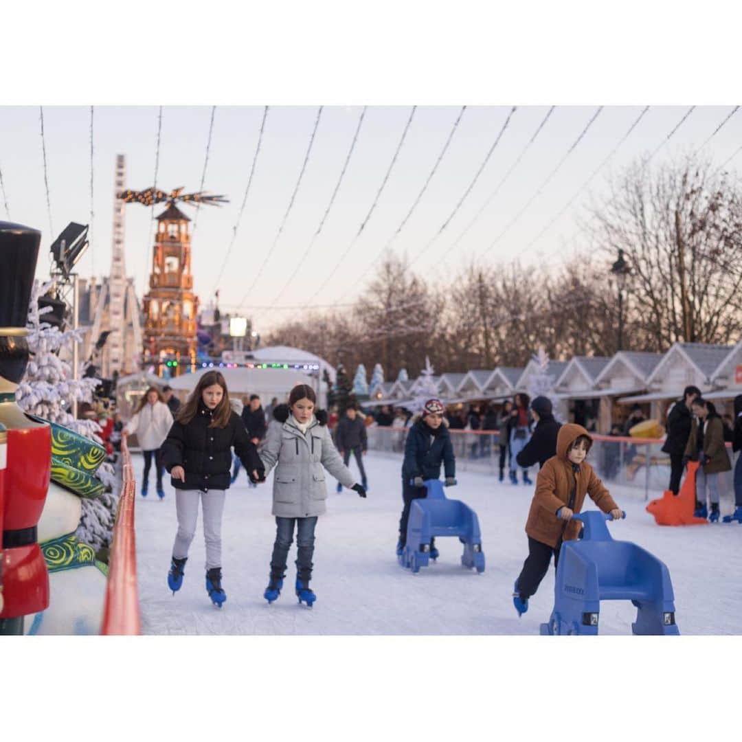 Orangina オランジーナ公式さんのインスタグラム写真 - (Orangina オランジーナ公式Instagram)「Bonjour！🇫🇷﻿ ﻿ パリでは #クリスマスマーケット が開催中🎄﻿ ーーー﻿ ﻿ #チュイルリー公園 では、楽しいイベントが盛りだくさん🍊﻿ ﻿ #移動遊園地 #アイススケート #サンタクロース との記念写真 などさまざまなアトラクションのほか、#ホットワイン や #焼き栗 なども味わえます🇫🇷﻿ 食べたり遊んだり、子どもから大人まで大はしゃぎの年末イベントです👀﻿ ﻿ クリスマス本番までもうすぐですね🎅﻿ みなさんもよいクリスマスをお過ごしください！﻿ Joyeux Noël et Bonnes fêtes de fin d’année💛﻿ ﻿ #Orangina #France #French #Soda #オランジーナ #フランス生まれ #炭酸飲料 #Orangina100 #オランジーナ100 #followme #クリスマス #Xmas #HappyHoliday #Holiday #Christmasholidays #VacancesdeNoël﻿ #LejardindesTuileries #Tuileries」12月20日 13時40分 - orangina_jp
