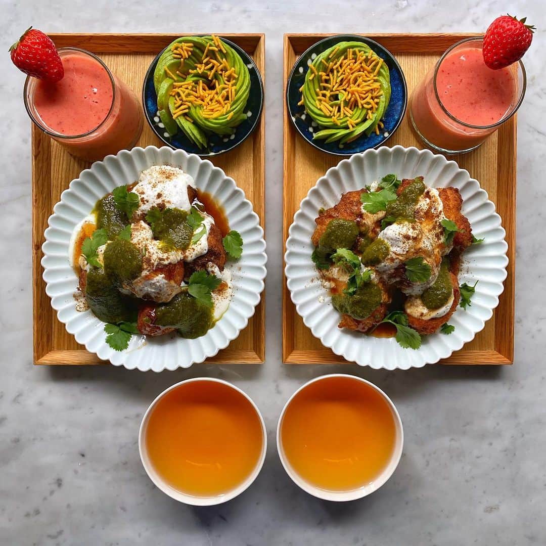 Symmetry Breakfastのインスタグラム：「Dahi Vada 🇮🇳 a popular Indian snack eaten anytime of day, a lentil dumpling of sorts, deep fried and then soaked in water. A totally new process for me to try, the water allows the excess oil to come out and then the fritters are gently squeezed, and they’re quite resilient but don’t squeeze too hard! Topped with homemade cultured yoghurt, coriander chilli chutney, a sprinkle of chaat masala and tamarind sauce for a sour kick! Served with avocado dressed with lemongrass soy and sev, the King of Snacks and now the bag is open I guess we’ll just have to take it with us on holiday. A late weekday brunch because we’re off to LA in a few hours for Christmas holidays ✈️🇺🇸 #symmetrybreakfast #vegetarian #indianfood #dahivada Thanks to @rags211 for the advice!」