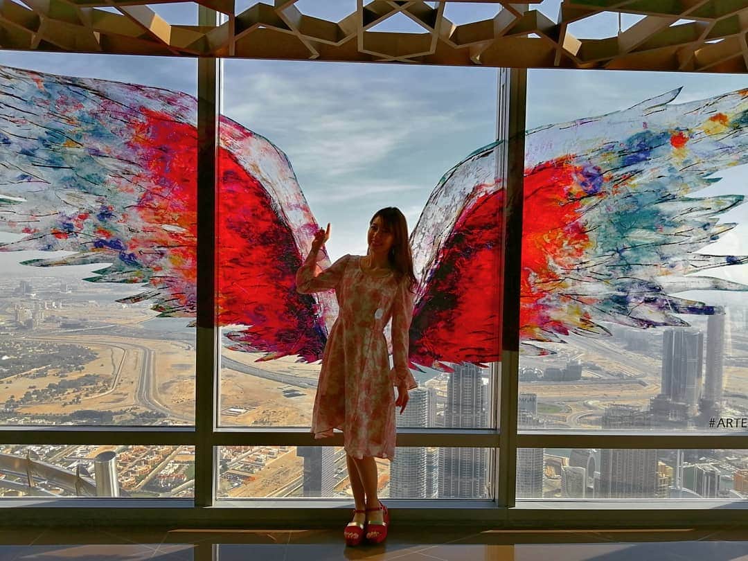 杉山由紀子のインスタグラム：「125階とのコラボ🎵🎵 * 後ろの街並みが絵みたい💓💓 ここもブルジュカリファのなかだよ✨ * * * #ドバイ #ドバイLAS #DUBAI #招待 #旅行 #awjapan #ブルジュカリファ #世界一  #パッショニスタ #passionista #おすすめ #asudiop2 #インスタ映え #コーディネート」