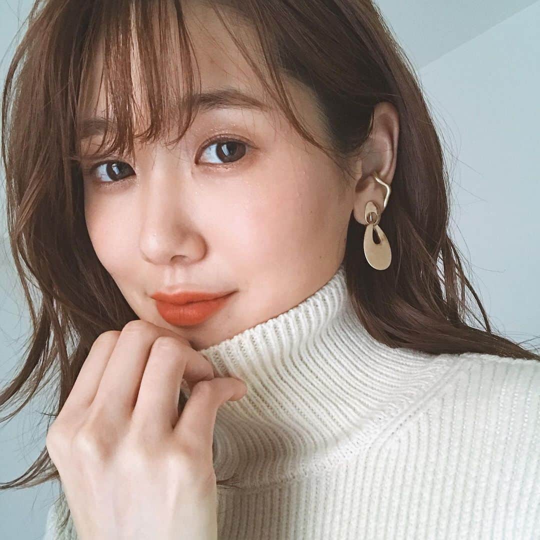 小林ようのインスタグラム：「失くしちゃいそうで手を出せなかったけど、最近はイヤーカフもつけてる . #goodmorning #earrings #earcuff #accessory #selfie #makeup #turtleneck #셀피 #모델 #메이크업 #イヤーカフ #イヤリング #自撮り #💄 #小林よう」