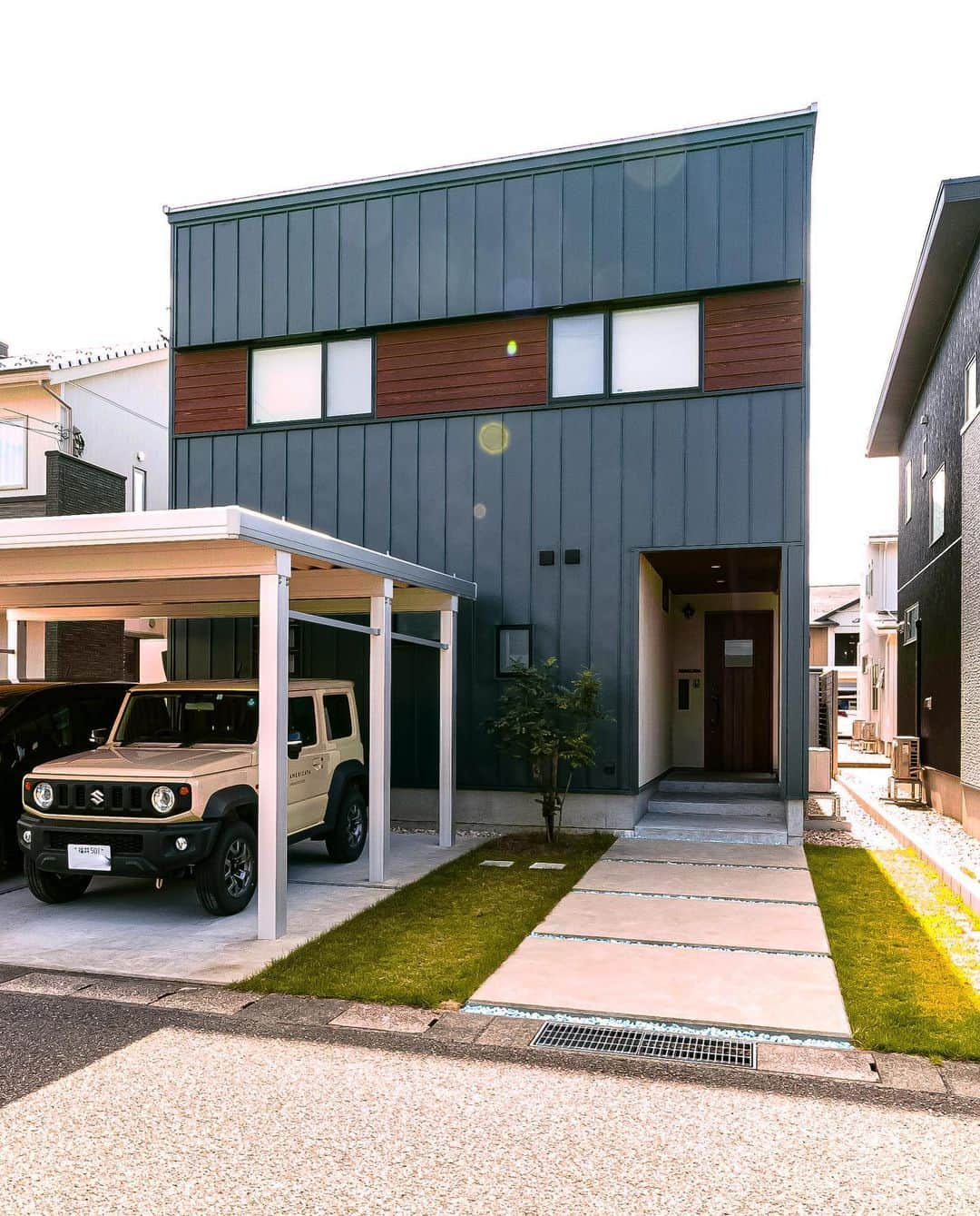 無垢 スタイルの注文住宅あめりか屋さんのインスタグラム写真 - (無垢 スタイルの注文住宅あめりか屋Instagram)「・﻿ #ブルックリンスタイル の #ブルックリンハウス はカッコいいおうちですよね～👩﻿ ﻿ 人気の外壁の深緑の #ガルバリウム鋼板 の色は何度も相談して選びました～﻿ ﻿ 玄関も少しおくまってるとなんだかワクワクしますよね～  #ガルバ #ガルバリウムの外壁 #ガルバの家﻿ ﻿ -　-　-　-　-　-　-﻿ 他の施工事例⇒ @amerikayaarchitecture﻿ -　-　-　-　-　-　- ﻿ ﻿ #あめりか屋 は#カリフォルニアハウス や#サーファーズハウス のような#アメリカンハウス  から、#無垢材 をつかった#木の家 といった #かっこいい家 や#かわいい家 の#デザイン住宅 を建てています。 ﻿ ﻿ #新築 の#注文住宅 から大規模な #リノべーション 、#リフォーム 、ちょっとしたおうちの修繕までお任せください🏋️﻿ ﻿ 福井県 #敦賀 の事務所から車で60分以内の、#敦賀市 #美浜町 #若狭町 #小浜市 #長浜市 #高島市  が基本的な施工エリアです👯‍♂️﻿ ﻿ 昭和26年創業と長い歴史を持つ#工務店 で、高性能で適正な価格の#家づくり をしていますし、家を建てて売ることが仕事ではなく、お客様ご家族の #豊かな暮らし を支えることを仕事としてやってます😀﻿ ﻿ まずは資料請求からどうぞ～💬﻿ ﻿ DM、ホームページの資料請求ページ、お電話（TEL 0770-22-0577）にてお気軽にお問い合わせくださいね～📱﻿ ﻿ -　-　-　-　-　-　-﻿ 他の施工事例⇒ @amerikayaarchitecture﻿ -　-　-　-　-　-　- ﻿ ﻿ なお管理人は @hidekazu_shinohara という愉快な社長です（笑）一緒に #マイホーム計画 しましょう🎵」12月20日 8時26分 - amerikayaarchitecture