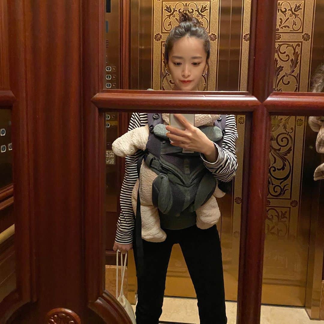 近藤千尋のインスタグラム：「おはようございます🌞❤️ 髪切っても結局お団子しちゃう。笑 昨夜は家族で過ごせて最高な夜でした🌠 今日も頑張りましょう💖」