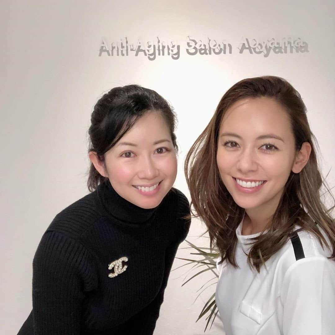 鮎河ナオミさんのインスタグラム写真 - (鮎河ナオミInstagram)「明日「Anti-Aging Salon Aoyama」がオープンいたします✨ 写真はプレオープンに来てくれた恵理子と❤️ 私は「やせる」=「健康になる」ことが一番の近道だと実感していて、健康で美しい身体作りを目的に、本気で痩せたい人や身体のお悩みを改善したい方のためのサロンをオープンしたいとずっと思っていました。 来年は日本にいる時間も多くなりますが、これからもインスタのアカウントを通して、ハワイ情報はもちろん、サロンのことも発信していけたらいいなと思っています！ これからも宜しくお願い致します😌🙏✨ Posted @withrepost • @eriko_fujimoto_0802 Congratulations on opening your own esthetic salon@naomiayukawa ❣️ I’m so happy for you!! I know it wasn’t the easiest of things to do, but you did it!  ナオミの新しいサロン、アンチエイジングサロン青山に行ってきました。  オープン、本当に本当におめでとう🎉  ミオドレナージと言って、凝り固まった筋肉やセルライトをしっかり温めてから、2種類の機械でこれでもかという位にごりごりと流していただく療法で、最後はプラス、アロママッサージ。 あまりの気持ちよさに寝てしまいました。(頭ぼさぼさです。笑)  施術後は代謝が上がって、脂肪をガンガン燃やす身体になるので、最近運動がなかなかできてない私には本当助かります。  21日からグランドオープンだそうです。 #antiagingsalonaoyama #diet #estheticsalon #beauty #esthetics #instabeauty #antiagingsalonaoyamanaomiayukawa #ミオドレナージ #エステ #ダイエット #青山 ＃外苑前　#痩身 #アンチエイジング　#アンチエイジングサロン青山　#アンチエイジングサロン #美容」12月20日 8時52分 - naomiayukawa