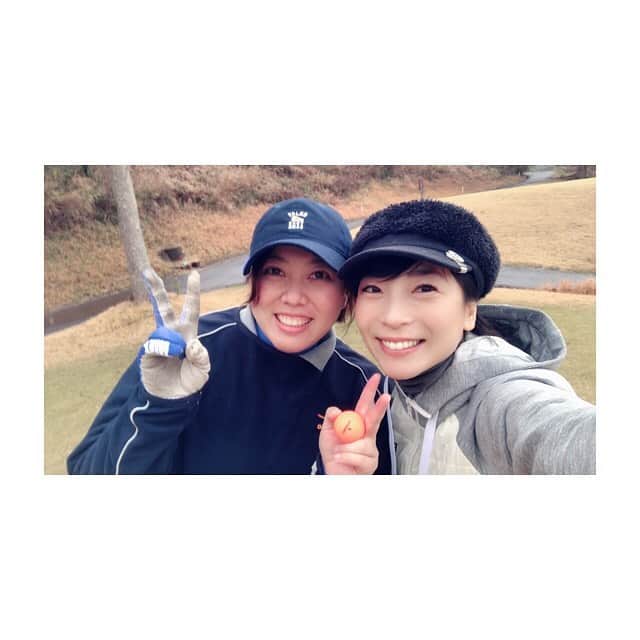 安藤あいかのインスタグラム：「最近幸せそうな人と、ゴルフ行ってきた！わけてくれ！ 無で打ちたいのに楽しくなっちゃって直前まで喋ってる🙃ボールはあったよ😁  #golf #首肩痛いって言ってたらすぐ調整かけてくれる #優しい人間」
