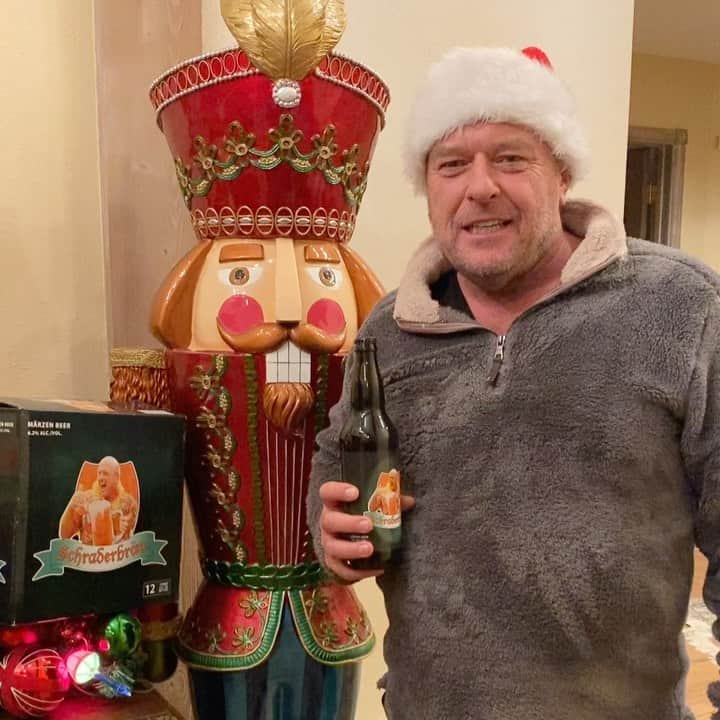 ディーン・ノリスのインスタグラム：「@Schraderbrau now in Costco in San Diego and Albuquerque!! Just in time for Christmas! You can buy @Schraderbrau at Costco EVEN IF YOU’RE NOT A MEMBER!! ALso avail online at craftshack.com」