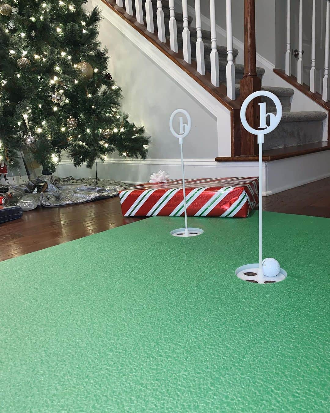 Elise Lobbさんのインスタグラム写真 - (Elise LobbInstagram)「🎄❤️CHRISTMAS GIVEAWAY❤️🎄 @birdieballgolf and I have teamed up to giveaway TWO people these gifts!👇🏼👇🏼👇🏼👇🏼👇🏼👇🏼👇🏼👇🏼👇🏼👇🏼👇🏼👇🏼 4x14 Deluxe Putting Green ⛳️ American Classic Putter (Right Handed) Putting Mirror  Dozen BirdieBalls (our award winning limited-flight golf ball)  BirdieBall T-Shirt  BirdieBall Hat  BirdieBall PopSocket 🥳🎄❤️🥳🎄❤️ HOW TO ENTER:  1. Follow @birdieballgolf and (me) @eliselobb  2. Like this post  3. Tag 3 friends! Winner will be chosen on Christmas Eve! 12/24 MERRY CHRISTMAS! ⛳️❤️ #golf #golfgiveaway #birdie  WINNERS: @brianmk24 @brianclawson01」12月20日 9時12分 - eliselobb