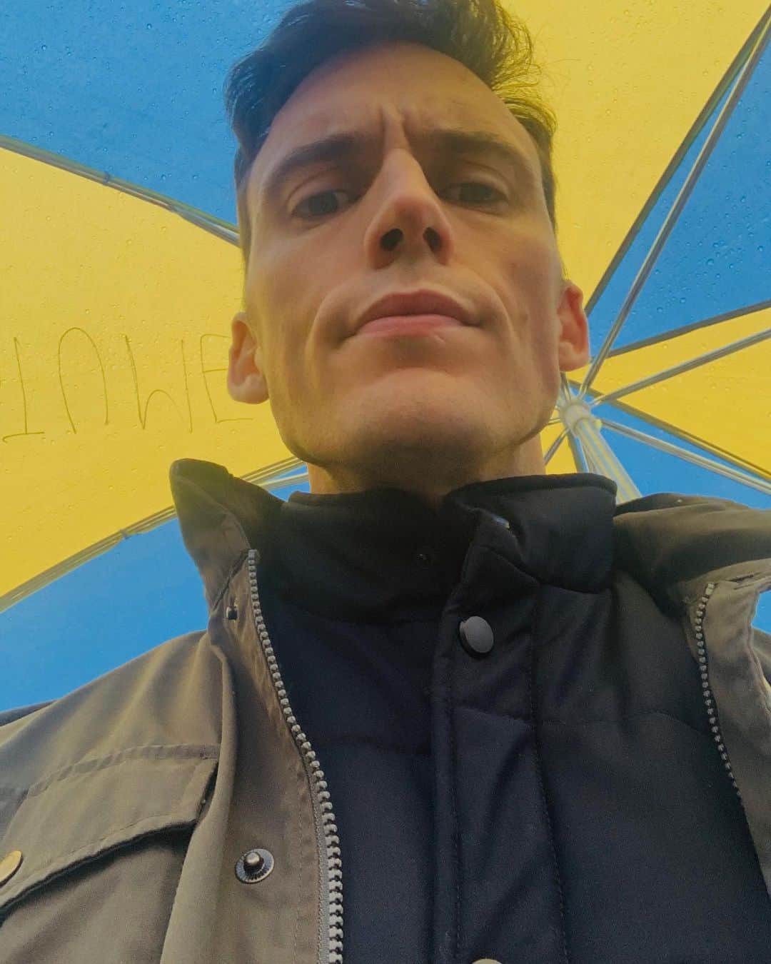 サム・クラフリンのインスタグラム：「Some-brella x」
