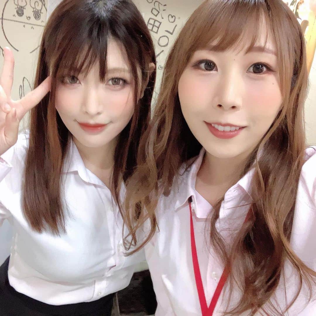新村あかりのインスタグラム：「SOD女子社員酒場初出勤でした💖  来てくれた人ありがと〜🙏✨ お酒たくさん貰えて嬉しかったよぉ(๑╹ω╹๑ )  仲良しの#葉山りん ちゃんと一緒に仕事できたの嬉しすぎた💕  #sod女子社員酒場」