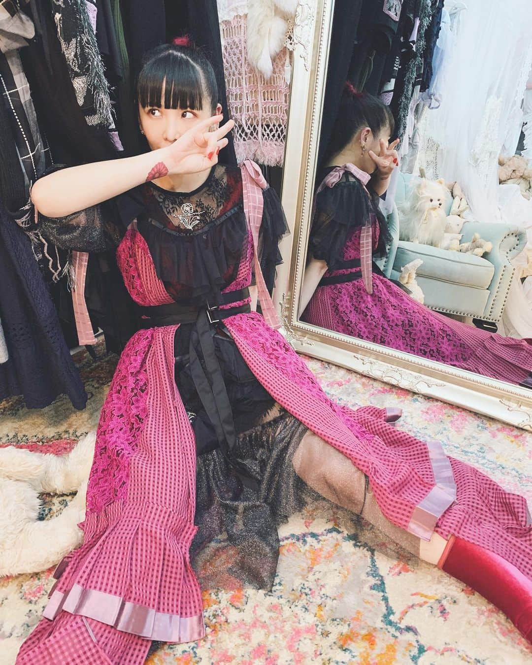 東佳苗さんのインスタグラム写真 - (東佳苗Instagram)「rurumu:2020ss snap❤︎❤︎❤︎ 靖子ちゃん、花音ちゃん💘💘💘☺️宗教画的構図…☁️🎠二人とも絶妙なピンクとかラベンダーが似合う…🥰💜💖. まこりん💕こちらのスカート等オーダーしてくれました☺️いつもお洒落に着こなしてくれて有難う…💕 . まいぷに💋まいぷにが着るとsexyに別物になるあるある…🔥💞前のボタンを下の方だけ空けて足見せしてもかわいい💕 #rurumu #rurumu2020ss」12月20日 9時13分 - usagi_kanae