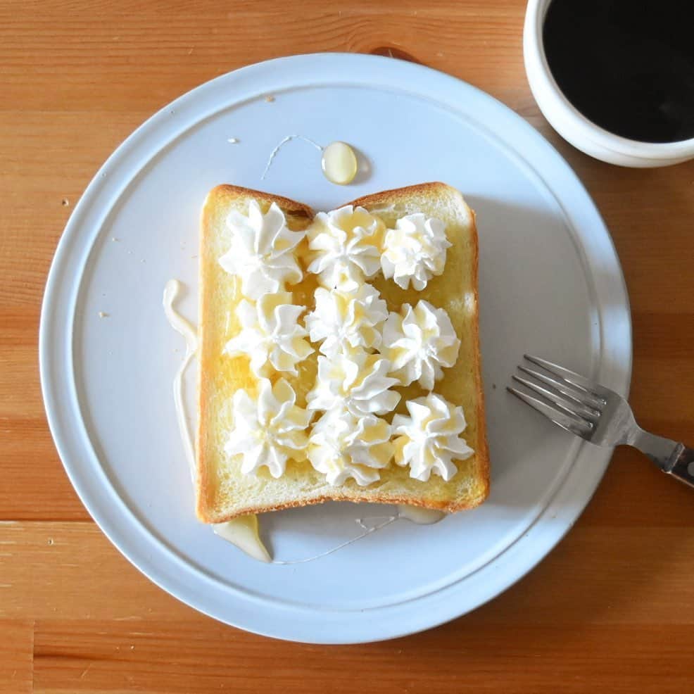 山崎佳のインスタグラム：「Today’s breakfast. ホイップのせハニートースト。」