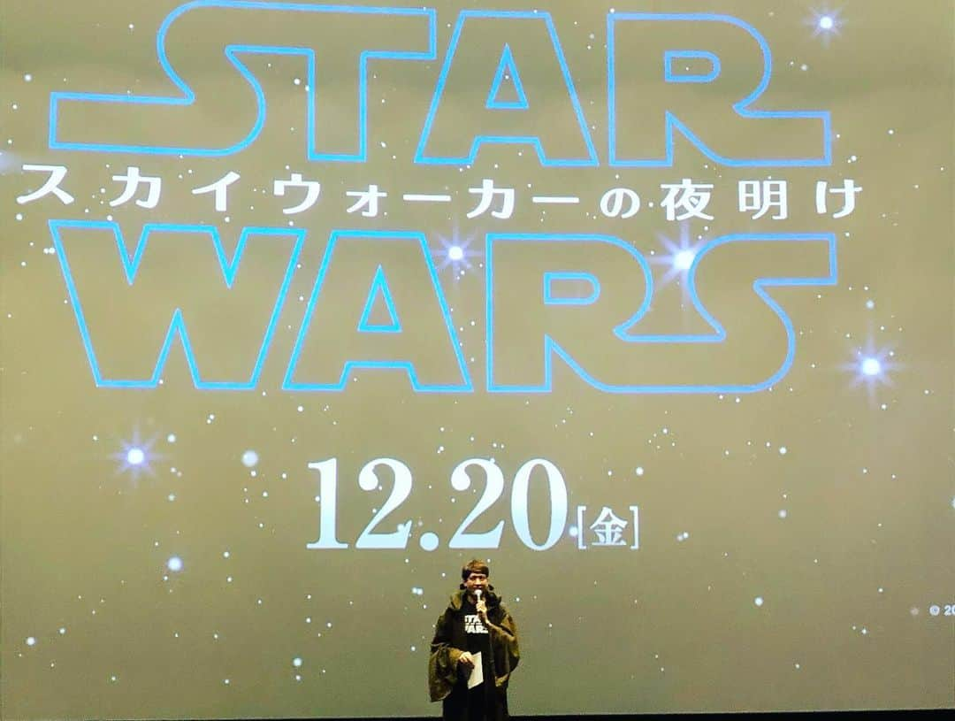 Saschaさんのインスタグラム写真 - (SaschaInstagram)「#スターウォーズ #スカイウォーカーの夜明け ついに公開スタート！昨日は先行上映のカウントダウンMCを担当！愛するファンたちと一緒にカウントダウン出来て楽しかった♪コスプレ率も高い上にクオリティも高くて一緒に写真を撮らせて頂きました！！その後は #jwave sonar musicの #starwars スペシャルに出演して3時間語り尽くしました！！ご参加いただいた皆様ありがとうございました！！」12月20日 9時17分 - sascha348