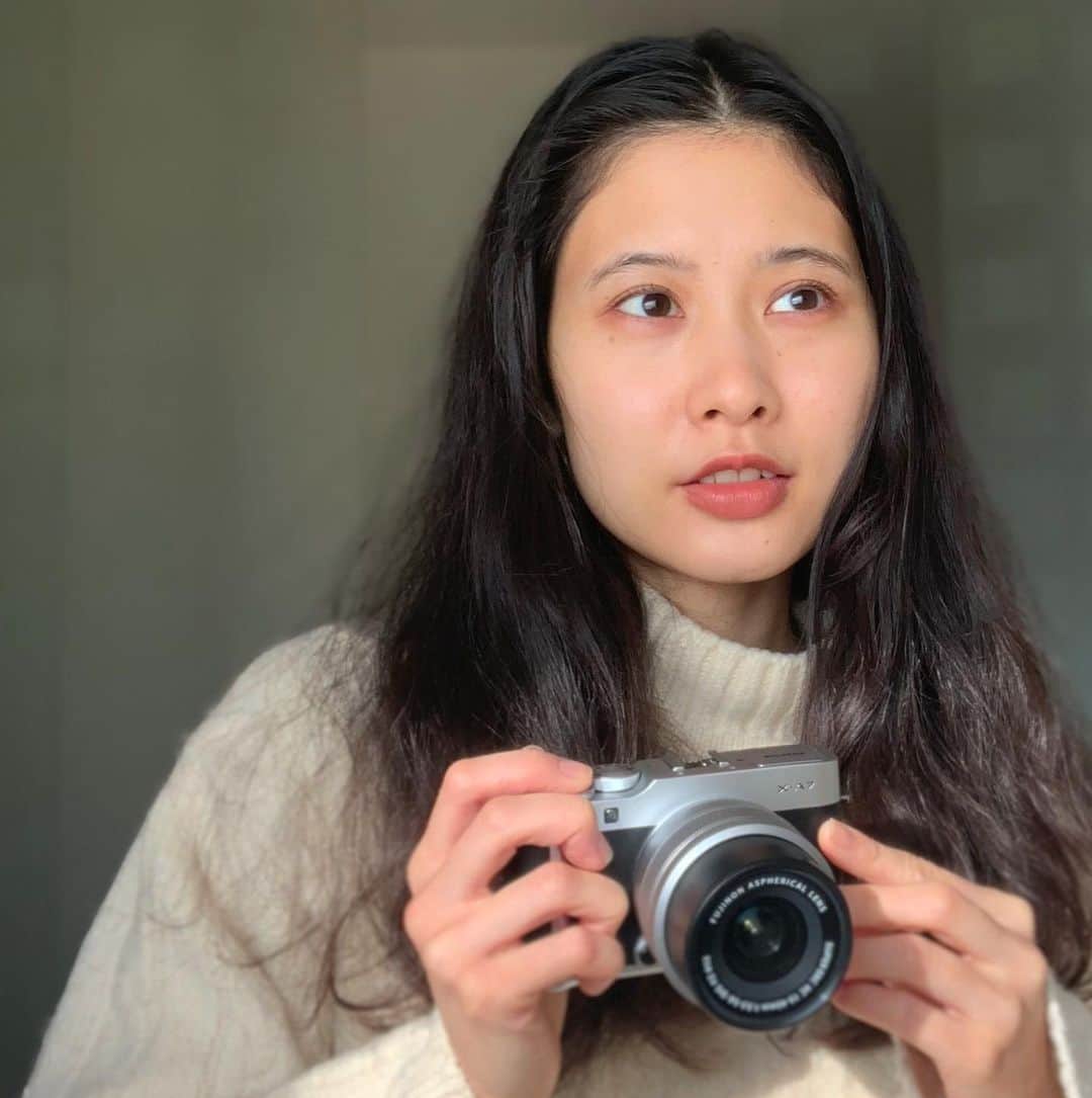 前田エマさんのインスタグラム写真 - (前田エマInstagram)「かわいいカメラだなあ〜って持ってるだけで嬉しい気持ちになる📷最近 Instagramにアップしている写真は #fujifilmxa7 で撮影していることが多い。デジカメです。フィルム写真が好きなので、デジカメは大学入学したときに、少し撮っていたくらいで、ずっと避けていた。でも、いま自分がデジカメを手にしたらどんなことができるんだろう？って思って触り始めた。動画も撮れるので、いつか何か作品が作れたらいいなって思ってる。カメラに慣れるために、ちょこちょこ撮ってみています。こちらのタグ→ #fujifilmxa7emma  すごい楽しい！操作が簡単！！撮ってすぐスマホに送れるし！」12月20日 9時24分 - emma_maeda