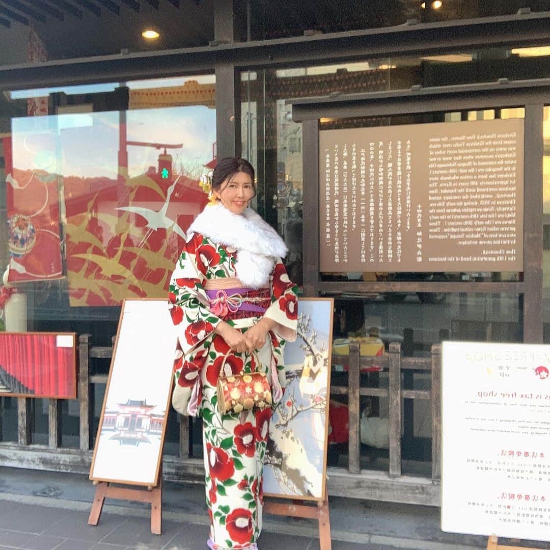 黒帯さんさんのインスタグラム写真 - (黒帯さんInstagram)「【京都】着物レンタル 京都 宇治平等院 京都へ旅行するなら、着物をレンタルして 京都観光をしたいという女性も多いですよね！ そんな女子旅を盛り上げる、着物レンタル 京都 宇治平等院でレンタルして京都散策してきました。 着物レンタル 京都愛和服は、 ①どの着物（浴衣）を選んでも全て一律価格です。（ブランド着物300着の品揃え） ②プロ美容師の本格ヘアセットが含まれた価格です。（髪飾りつけ放題） ③髪飾り・帯締め・刺繍半襟など可愛い小物3点が含まれた価格です。 ④大型旅行バック・ベビーカーもお預かりは無料です。 ⑤ JP宇治駅から徒歩5分、京阪宇治駅からも徒歩5分、世界遺産の平等院鳳凰堂へも徒歩5分で行ける好立地 長く着ても着崩れしないし郵送でも返却できるので便利です。 着物レンタル 京都 宇治平等院で検索 この投稿見たで10%オフ #京都愛和服 #京都 #美少女战士浴衣 #美少女战士 #tokyo #kyoto #kimono #着物 @kyotoaiwafuku_uji  ウーミーPR」12月20日 9時36分 - shin_kuroobisan