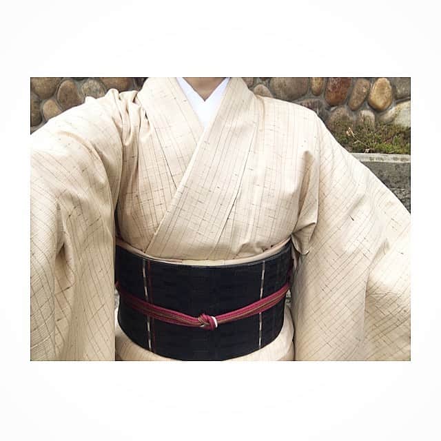 ecruのインスタグラム：「2019/12/19 (fri) 昨日の👘レッスンは、大好きな紬に黒い帯を。 着物と同じトーンの帯を合わせることが多いので、私には珍しいコーディネートです。 昨日は、レッスンが終わり、久しぶりにお昼寝💤 スッキリしました！ ・ 朝からひとつ用事を終えたので、ゆっくり朝ご飯にします。 ・ #gon_kimono #着物コーデ #着物コーディネート #着付教室 #和装 #instagood #着物生活 #大人着物  #着物好き #instadaily  #happy #thankyou」