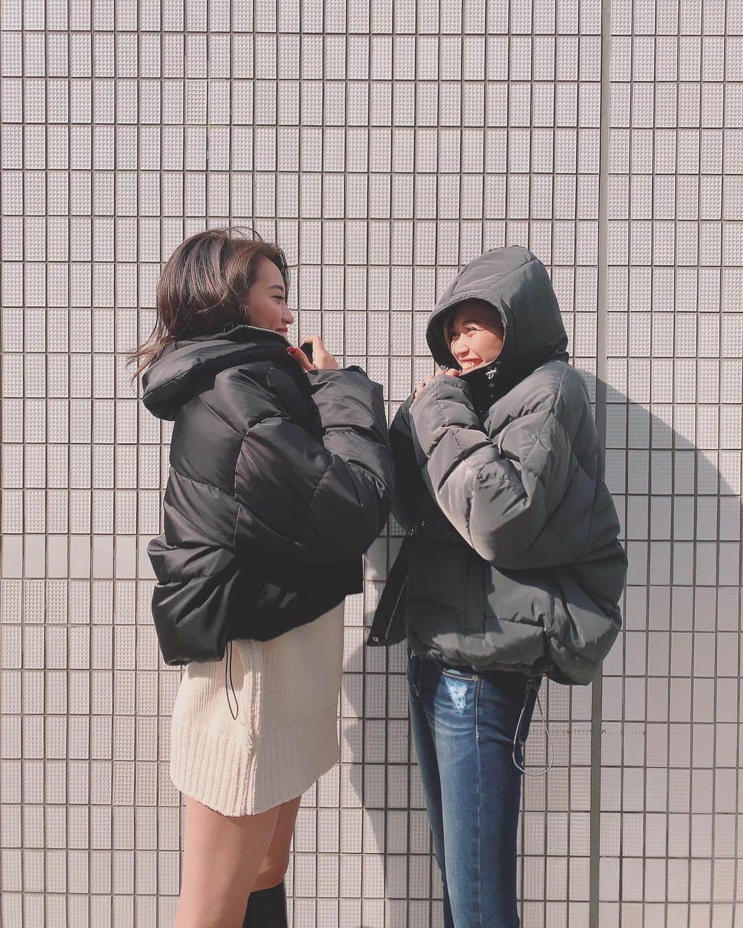 kazuki youdaのインスタグラム：「_  今年はダウンが色々出てて悩んじゃうね🤔 私が着てるのは新作ダウン👌 カラバリも豊富だしこの長さが いっちばん安心する☺️💗 .  はるかがきてるのはショートダウン🧸🤎 BEGの素材と色味かわいかったなぁー😗  _  @emoda_official  @emoda_snap  #EMODA」