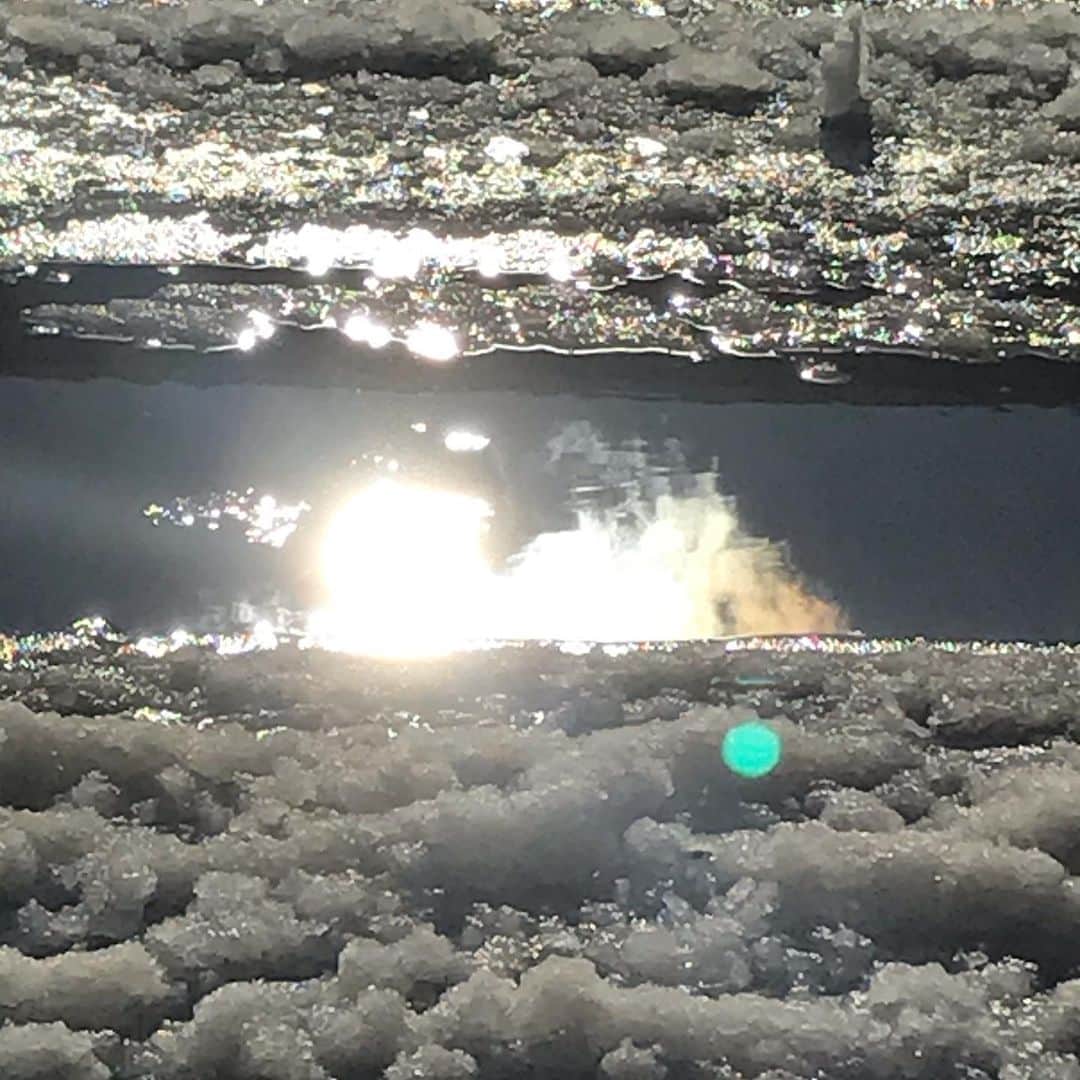 魔女菅原さんのインスタグラム写真 - (魔女菅原Instagram)「加工一切なしですが、シャーベット状の雪と太陽の輝きが不思議な光景を現出させました。  #魔女菅原 #雲が好き」12月20日 9時59分 - hatsuyosugawara