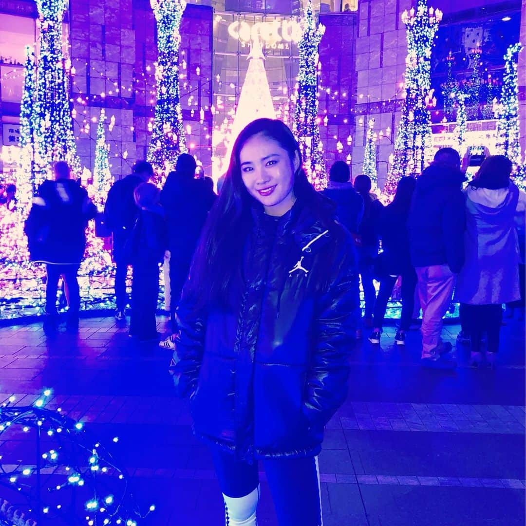 のインスタグラム：「カレッタ汐留🎄 今年は大好きなAladdinで嬉しい🧞‍♀️💙💜🕌💫 今年見たイルミネーションの中でここが1番だ🥰 #Aladdin #アラジン #イルミネーション #カレッタ汐留 #汐留 #クリスマス #アラジン映画もう7回みた」