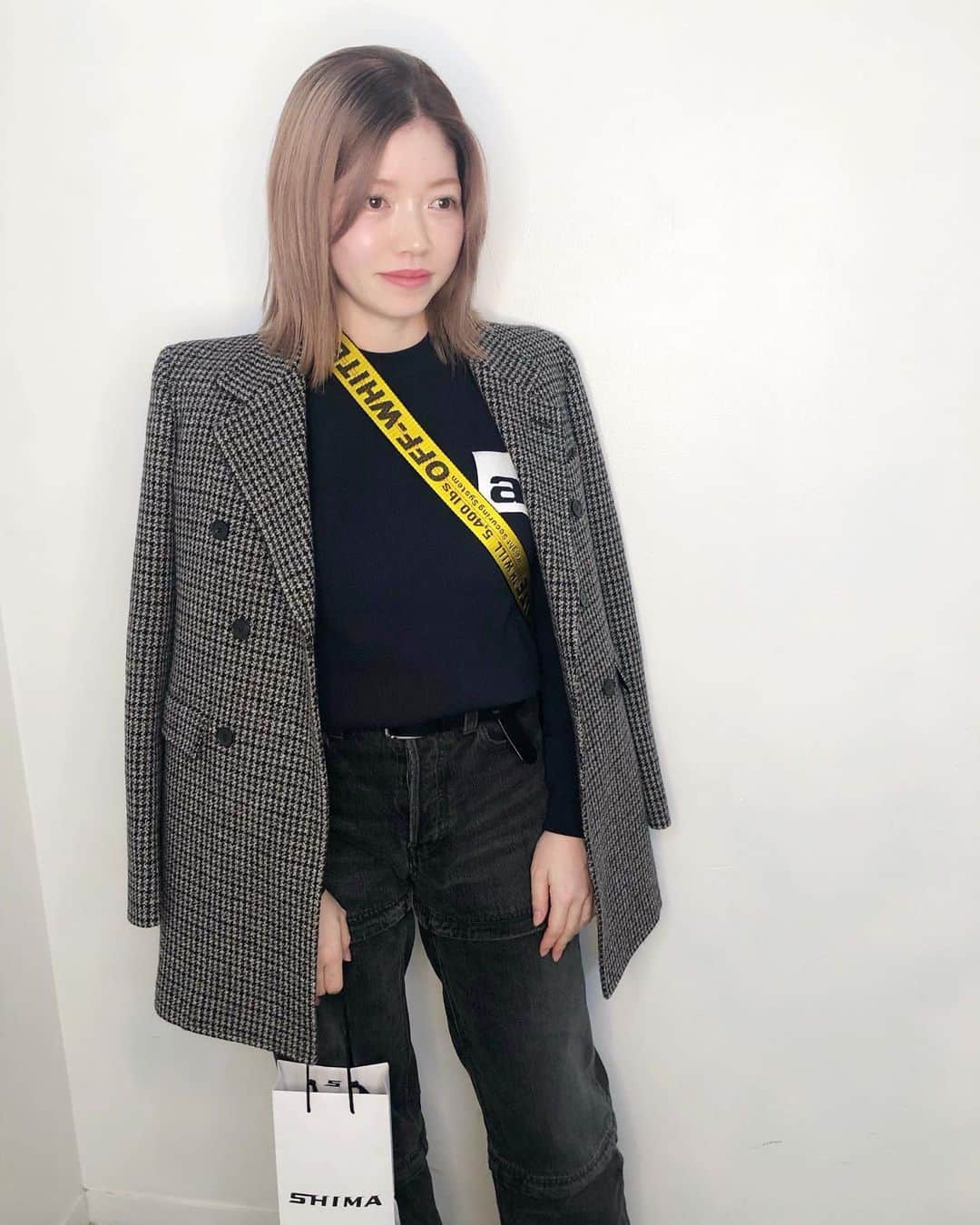 山脇道子のインスタグラム：「@asawakaori ちゃんに 綺麗にカラーしてもらった日🤓 JK @balenciaga tops @alexanderwangny  Pt @balenciaga bag @off____white  産後はホルモンバランスが変わって 身体の変化が凄い😨 特に髪の毛問題はずっとドキドキしてたんだけど 先輩ママに教わって最近飲み始めた これのおかげでドキドキ止まった😆👌」
