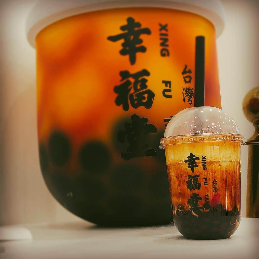 小峰みこさんのインスタグラム写真 - (小峰みこInstagram)「黒糖タピオカミルクティーのホット🥤♨️ ホットタピオカ初めて飲んだ！ すごくおいしくてわたし好み🥰 冬は温タピ活ですね👍♡ . #tapioca #タピオカ #タピ活 #温タピ活 #幸福堂 #スイーツ #taiwansweets」12月20日 10時08分 - mico_19911201