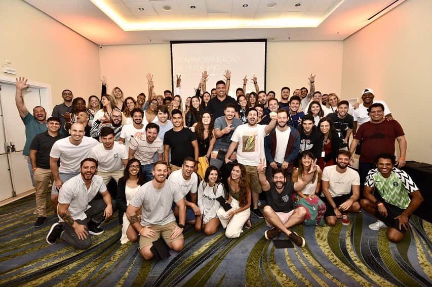ロナウドのインスタグラム：「Fechando 2019 com muitos desafios superados, metas batidas e a realização de unir todas essas equipes no mesmo endereço.  Em 2020, @octagonbrasil, @r9familyoffice e @fundacaofenomenos estarão juntos, em sinergia, mais do que nunca. O sucesso de uma equipe será sempre o sucesso de todos!  Muito obrigado pela contribuição de cada um. Eu me sinto cercado de fenômenos! 👊🏾 Obrigado também, @zr11, por dividir sua história inspiradora com a gente. Que venha 2020 nessa potência! #grupoR9 #confraternizacaodefimdeano — 📸: @marcoslinsfotografo」