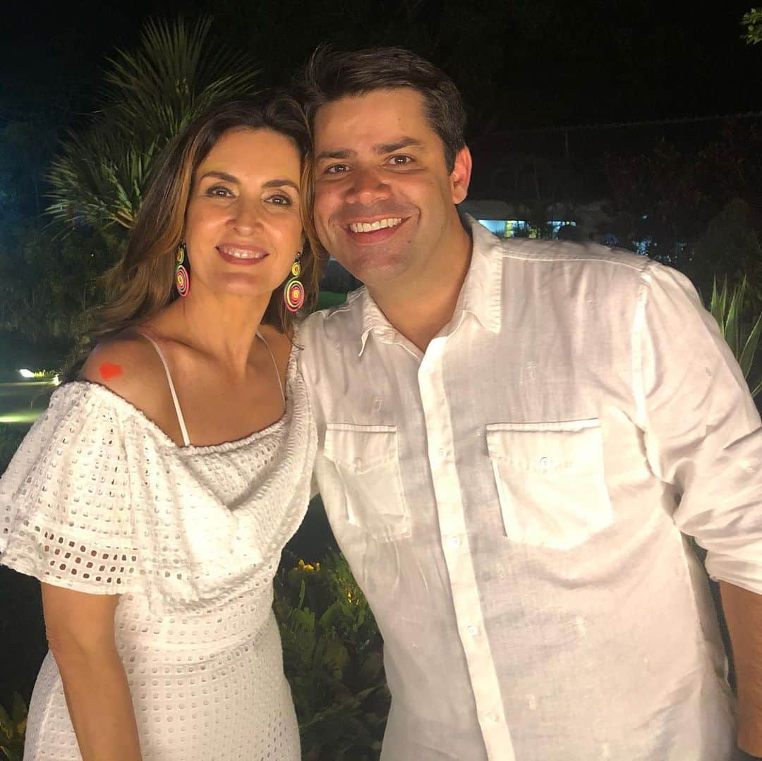 ファチマ・ベルナルデスのインスタグラム：「É um #tbt, mas preferi começar pela foto de hj e voltar no tempo, nesses quase oito anos juntos. @olalair foi meu parceiro desde a primeira hora. Nesta festa, se despede do #encontrocomfatima, mas nossa parceria, nossa amizade, nossa torcida um pelo outro permanecem. Só posso dizer obrigada e desejar um mundo de coisas boas pra vc. E elas virão em 2020. #deixabrilhar」