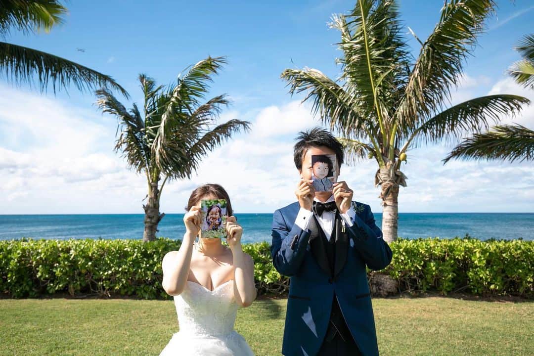 H.I.S. ウェディング（エイチ・アイ・エス）さんのインスタグラム写真 - (H.I.S. ウェディング（エイチ・アイ・エス）Instagram)「* * #ハワイ #パラダイスガーデンクリスタルチャペル * 結婚式はもちろんハネムーンも大事にしたい😊💗 旅行プランや滞在をより充実できる特典があるところも選んでくださった理由とのこと。ありがとうございます😊 * * 📍Wedding at パラダイスガーデンクリスタルチャペル 📍Time 10:00 * * 🉐初夢フェア開催中🉐 今ならお得に海外挙式が予約できちゃう♪ 2020年の挙式は年内の予約がおすすめです📣 * * 🤷‍♀️海外挙式ってどんな感じ🙄？予算は？ 準備期間は？まずどうしたらいいの？🤦‍♀️ など、疑問や質問があれば気軽にコメントしてね😉❣️ * * #hisウェディング #ハワイウェディング  #海外挙式 #海外ウェディング #結婚式準備 #プレプレ花嫁 #幸せバトン #日本中のプレ花嫁さんと繋がりたい #ゼクシィ2019  #タビ嫁 #tabijyo_wedding #2019冬婚 #2020春婚 #プロポーズ #理想の結婚式  #his卒花 #海外挙式準備 #サマーウェディング #撮影ポーズ #ハワイ好きな人とつながりたい #海外花嫁 #式場探し中 #海外ウェディングフォト #リゾートウェディング #結婚式は旅だ #リゾ婚  #パラダイスガーデンクリスタルチャペルhis」12月20日 10時17分 - his_wedding