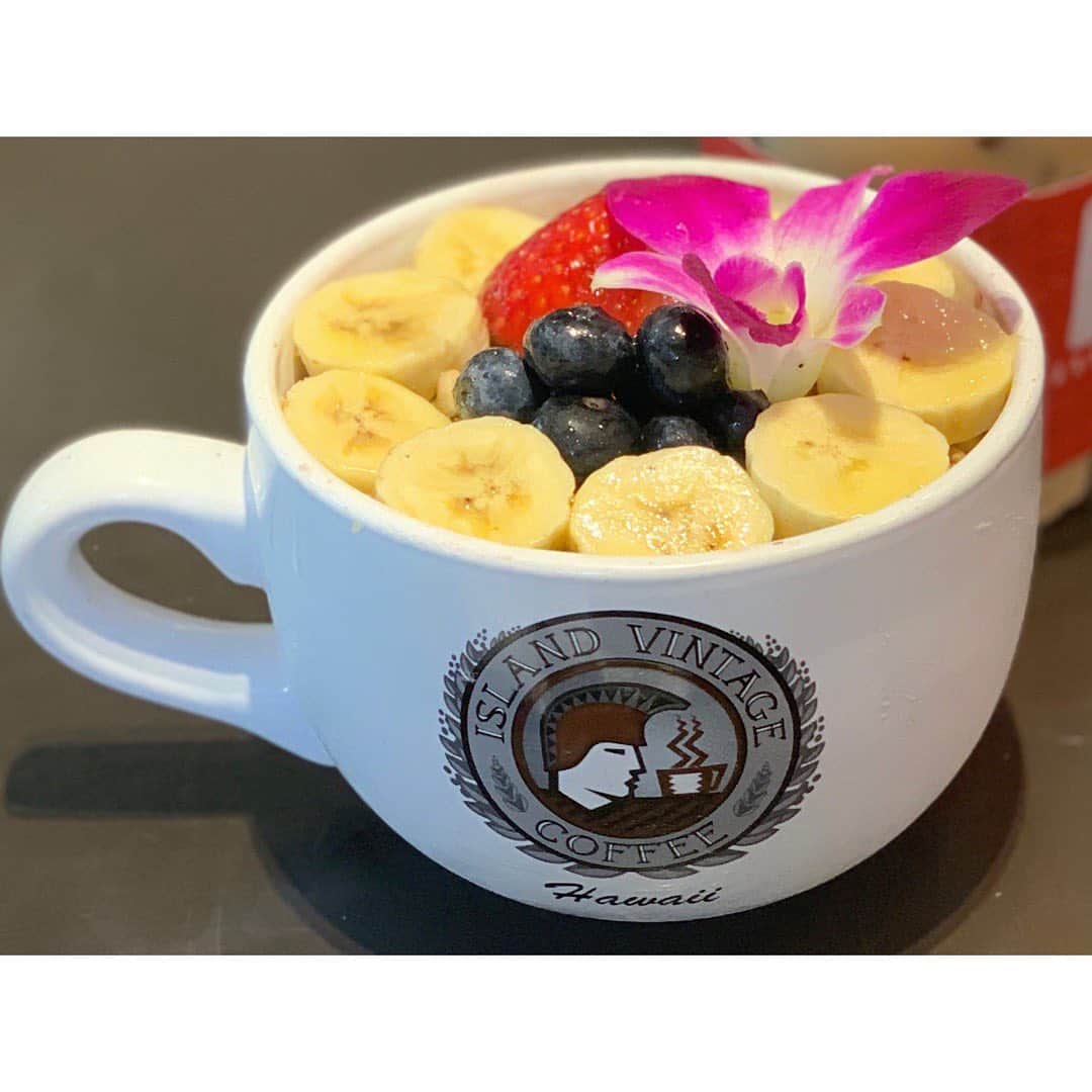のインスタグラム：「Last açaí bowl🌺 @islandvintagecoffee 日本に帰国する前朝ご飯に😋 日本にも店舗がありますが、 ハワイはお花 日本はミントの葉 と上に乗っているものが違うんだよ😀 あと日本はハーフサイズがあります👌 わたしはこのレギュラーの たっぷり感が好き❤️ * #奈沙ログ #奈沙ログinhawaii #奈沙旅inhawaii * * #acaibowl #acai #islandvintagecoffee #royalhawaiiancenter #hawaii #waikiki #honolulu #oahu #morning #breakfast #foodie #foodporn #foodpic #foodgasm #instafood #foodstagram #アサイー #アサイーボウル #朝ご飯 #アイランドヴィンテージコーヒー #ハワイ #ワイキキ #オアフ島 #ホノルル #ロイヤルハワイアンセンター  #ヘルシー #フルーツ」