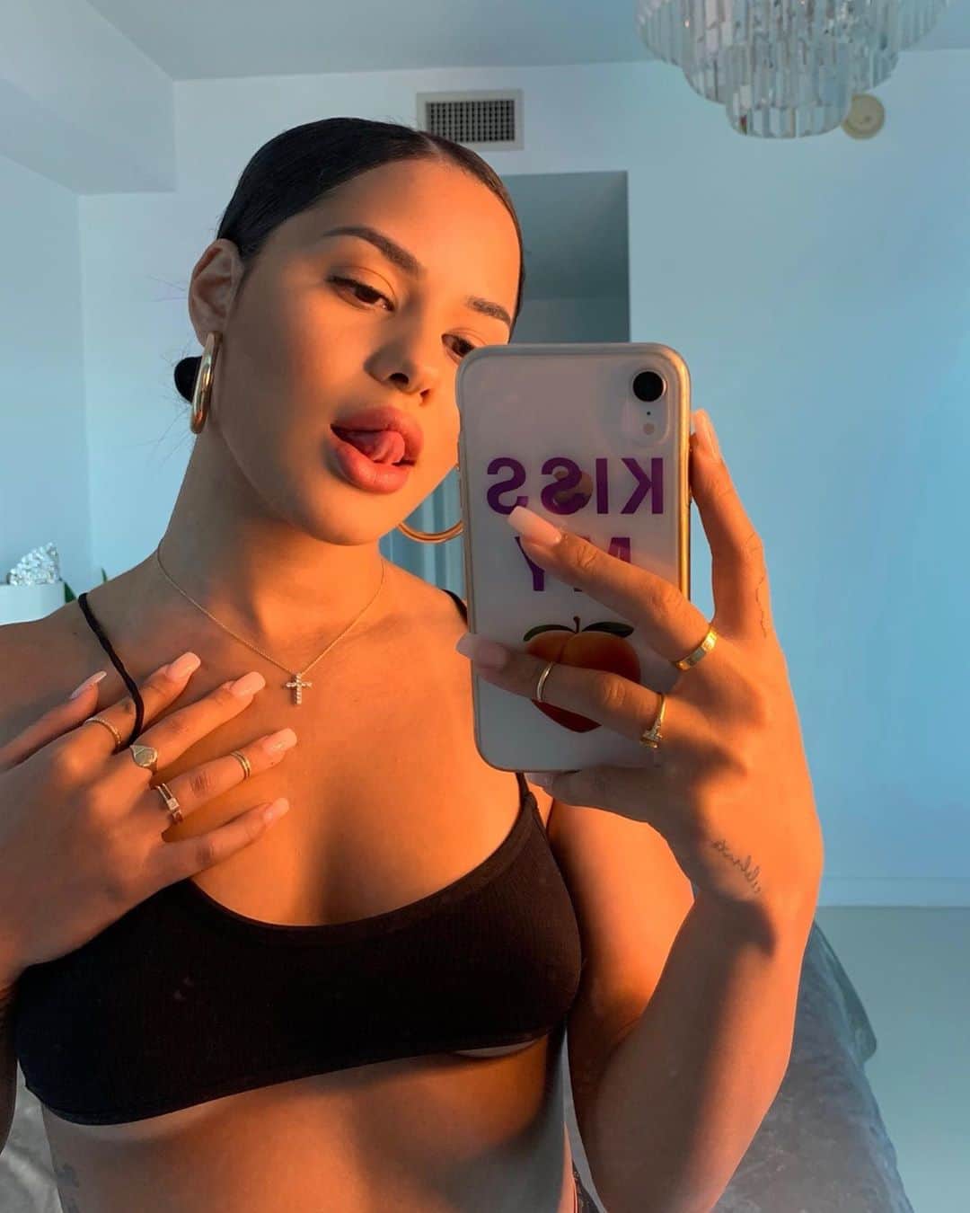 Katya Elise Henryさんのインスタグラム写真 - (Katya Elise HenryInstagram)「y’all see that glow? it’s from minding my own business 😌🙌🏽✨ and probably this green juice I’ve been making a lot lately~ NEW YOUTUBE VIDEO! LINK IN BIO! watch me make my green glowing goddess potion, fold laundry, & show you my new galaxy projector that I’m obsessed with 👽🥬🥒」12月20日 10時19分 - katyaelisehenry