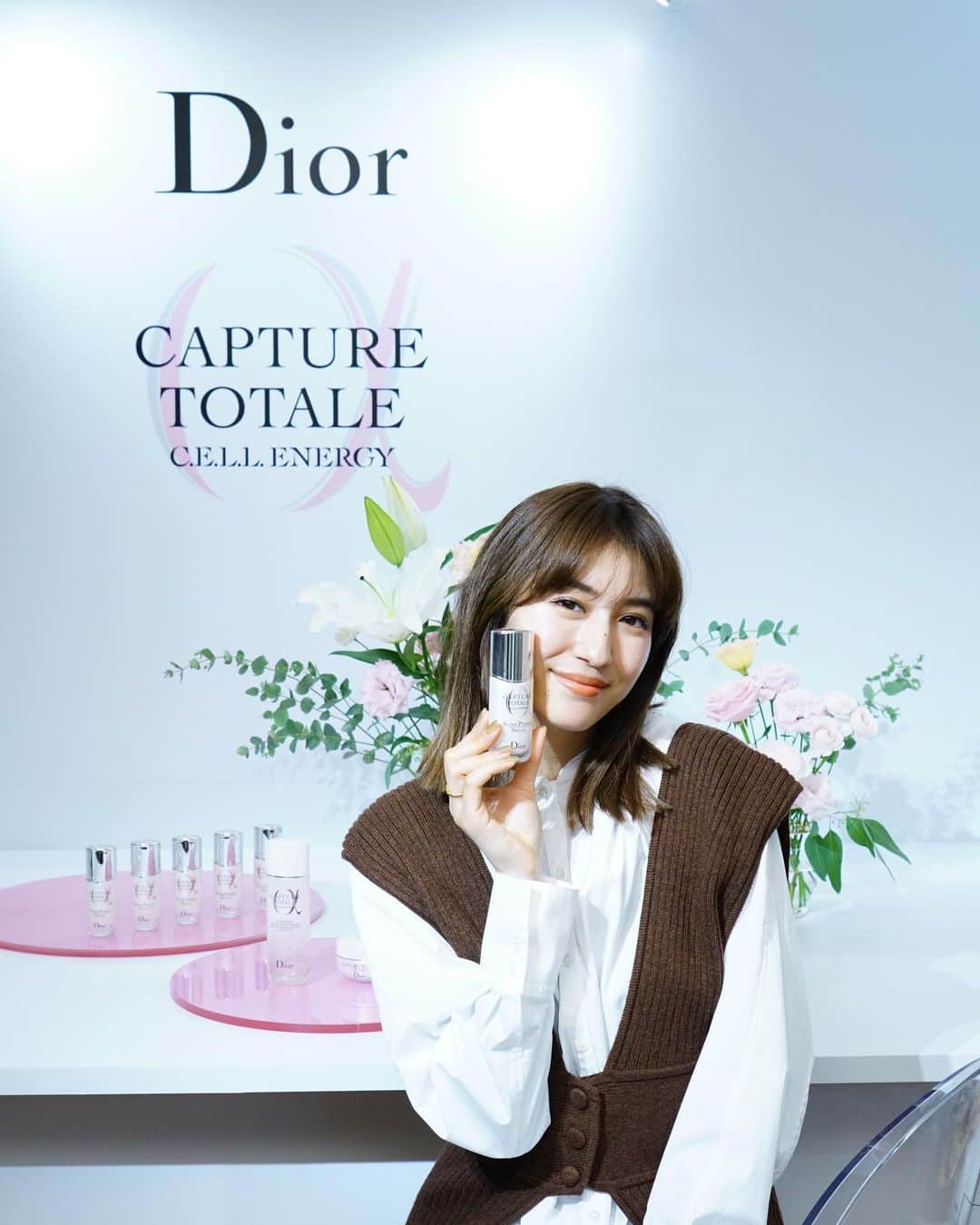 有末麻祐子さんのインスタグラム写真 - (有末麻祐子Instagram)「Diorのスキンケアラインから また新しく「カプチュール トータル」が発売されます👏🏻 いつも最先端な @diorskincare  世界の著名な大学や研究者とタッグを組んで生まれるんだそう。 なのでいつも新ラインナップが楽しみです。 今回は、幹細胞の研究を生かした「カプチュール トータル セル ENGY 」が発売されます。 潜在的なエネルギーを再活性化し、肌の原動力である幹細胞の再生力を全面的に回復させる新スキンケアシリーズなのです。 手元でテクスチャーを試させていただきましたが、塗った方は肌がふかふかでハリと弾力が凄い🙄 こんなにもすぐ実感できるスキンケア、中々無かった気がします。 自分の肌も最新の機械を使って測定してもらいました。 最新の技術は凄いですね🤯 頬から顎にかけての肌の生まれ変わりが上手くできてないみたいで、どおりでフェイスラインに繰り返しニキビが出来るのだと、確信しました🤦🏻‍♀️自分の肌の状況を知る事って大事ですよね。 アイクリームもすごく良かったですよ！目元の皮膚は薄いから、目元のケアをしてるかしてないかにより 行先の目元の印象が変わるみたいです👁今からしっかりやらないと！ カプチュール トータル セル ENGY の力をかりて、肌のケアしっかりとやっていきたいと、改めて思いました💫目指せ美肌！ #カプチュールトータル」12月20日 10時24分 - mayukoarisue