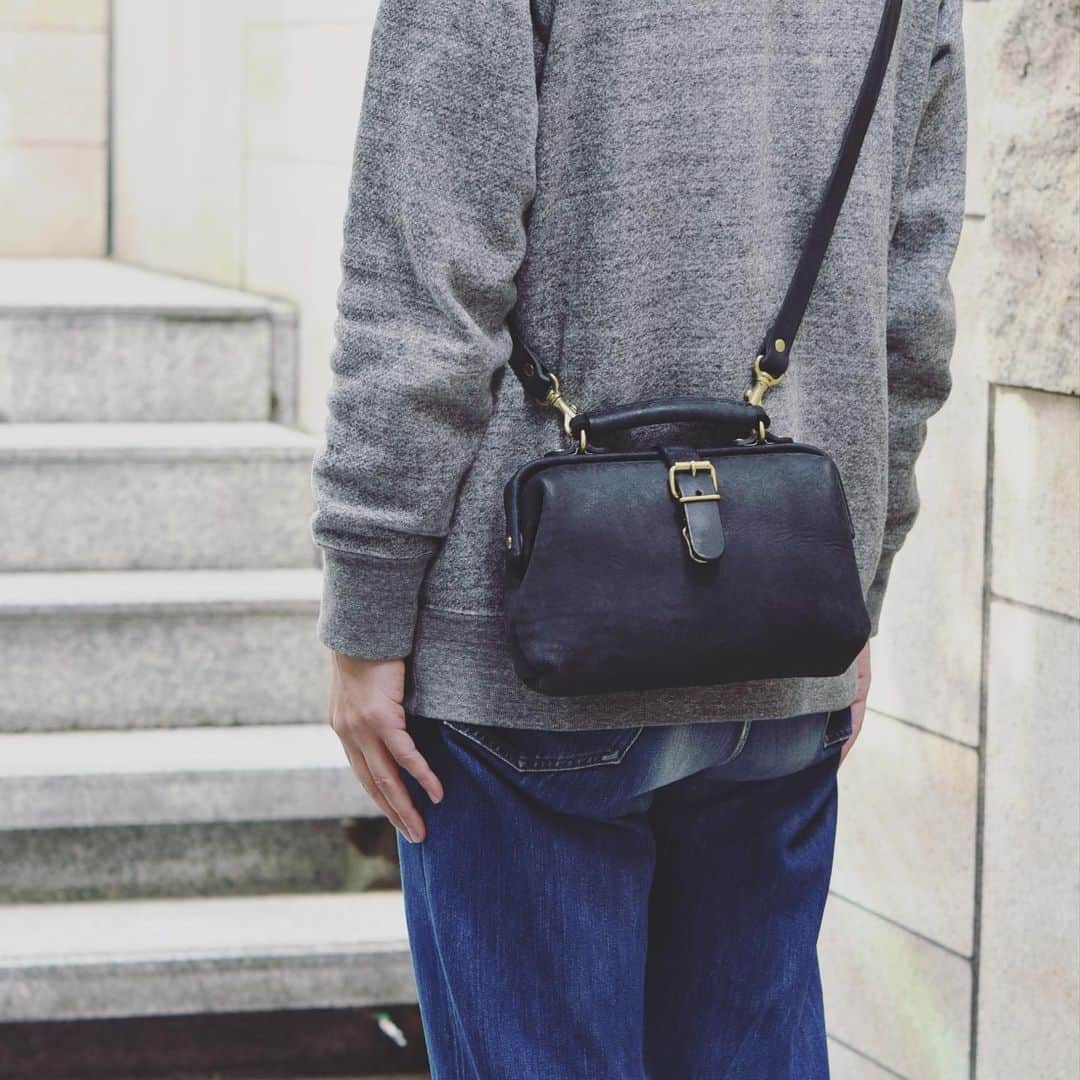 HERZ ヘルツさんのインスタグラム写真 - (HERZ ヘルツInstagram)「冬の限定品として人気を博している #ネビア の鞄や小物たち。﻿ 先日サイトで予告した通り、オンラインショップでは、新たに2型の鞄を追加で販売いたします。﻿ ﻿ いずれもミニバッグ系で、冬のお出かけにもピッタリ！﻿ こちらも数量限定でブラックのみの販売となりますが、ネビアの雰囲気を存分にお楽しみ頂けます。﻿ ﻿ 今後もブログやSNSで各店ネビア商品のご紹介をしていきます。お楽しみに！！﻿ ﻿ #ヘルツ #革 #レザー #革鞄 #革製品 #革小物 #革雑貨 #革職人 #作り手 #レザーバッグ #レザーグッズ  #herz #herzbag #leather #bag #leatherbag #madeinjapan #factory」12月20日 10時28分 - herz_bag