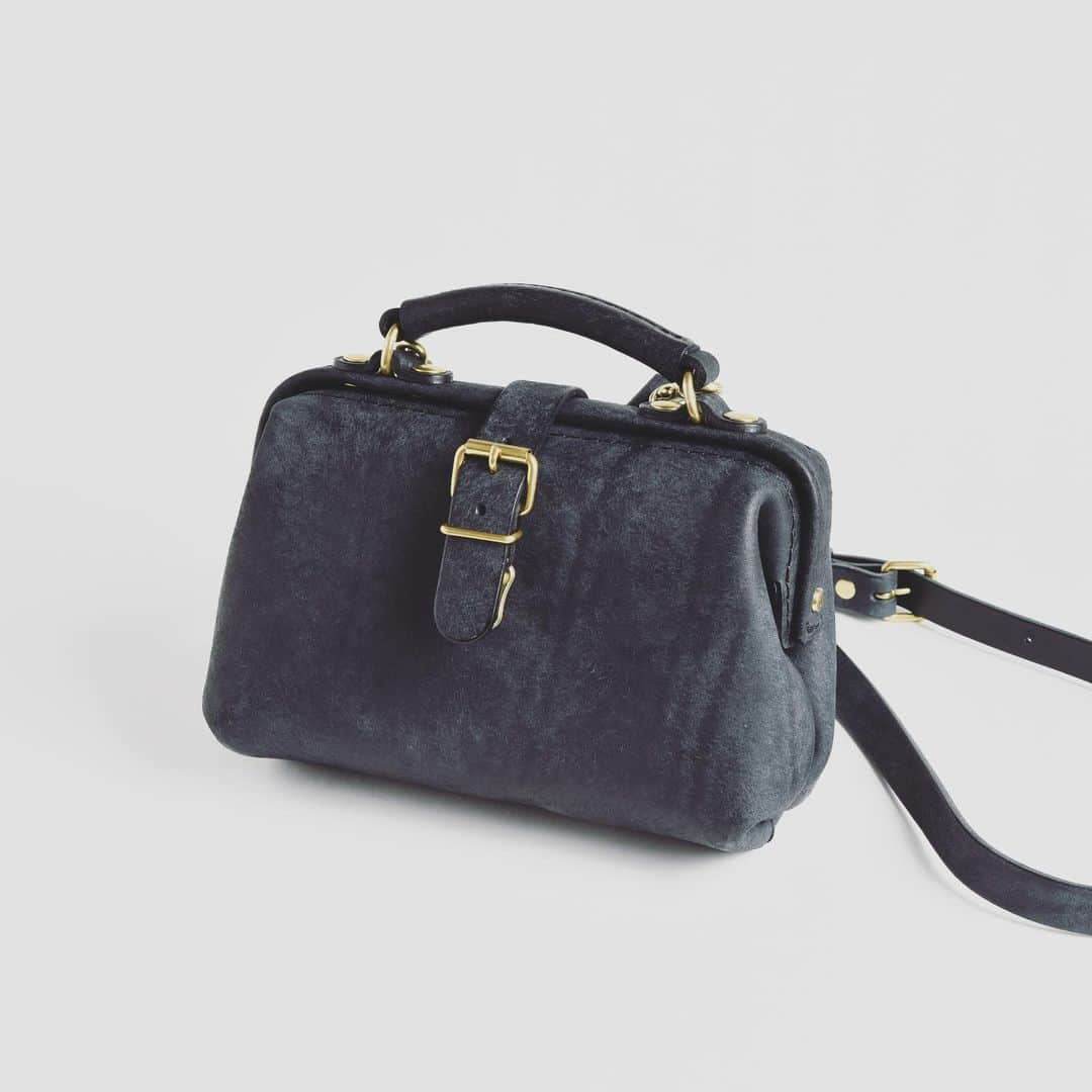 HERZ ヘルツさんのインスタグラム写真 - (HERZ ヘルツInstagram)「冬の限定品として人気を博している #ネビア の鞄や小物たち。﻿ 先日サイトで予告した通り、オンラインショップでは、新たに2型の鞄を追加で販売いたします。﻿ ﻿ いずれもミニバッグ系で、冬のお出かけにもピッタリ！﻿ こちらも数量限定でブラックのみの販売となりますが、ネビアの雰囲気を存分にお楽しみ頂けます。﻿ ﻿ 今後もブログやSNSで各店ネビア商品のご紹介をしていきます。お楽しみに！！﻿ ﻿ #ヘルツ #革 #レザー #革鞄 #革製品 #革小物 #革雑貨 #革職人 #作り手 #レザーバッグ #レザーグッズ  #herz #herzbag #leather #bag #leatherbag #madeinjapan #factory」12月20日 10時28分 - herz_bag