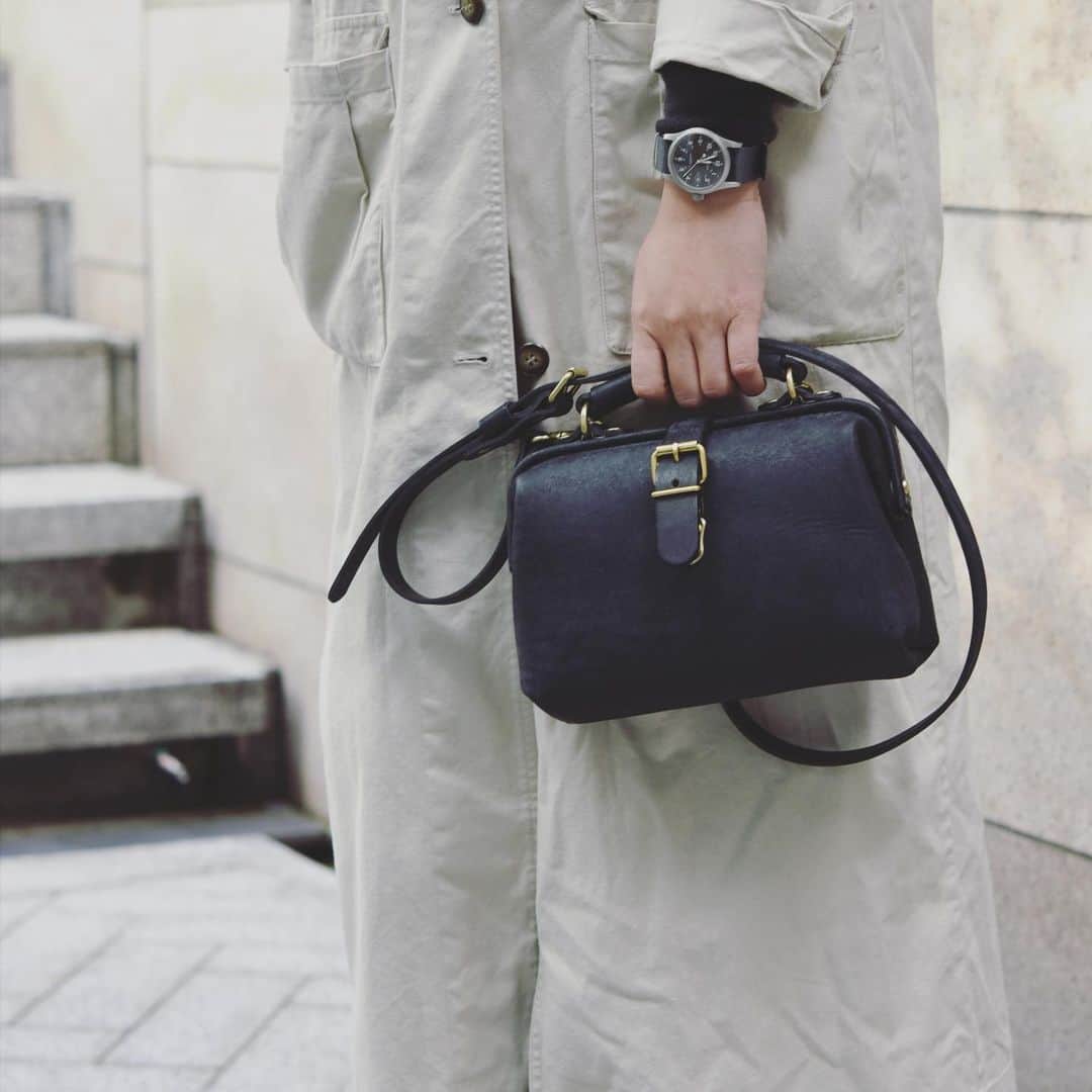 HERZ ヘルツさんのインスタグラム写真 - (HERZ ヘルツInstagram)「冬の限定品として人気を博している #ネビア の鞄や小物たち。﻿ 先日サイトで予告した通り、オンラインショップでは、新たに2型の鞄を追加で販売いたします。﻿ ﻿ いずれもミニバッグ系で、冬のお出かけにもピッタリ！﻿ こちらも数量限定でブラックのみの販売となりますが、ネビアの雰囲気を存分にお楽しみ頂けます。﻿ ﻿ 今後もブログやSNSで各店ネビア商品のご紹介をしていきます。お楽しみに！！﻿ ﻿ #ヘルツ #革 #レザー #革鞄 #革製品 #革小物 #革雑貨 #革職人 #作り手 #レザーバッグ #レザーグッズ  #herz #herzbag #leather #bag #leatherbag #madeinjapan #factory」12月20日 10時28分 - herz_bag