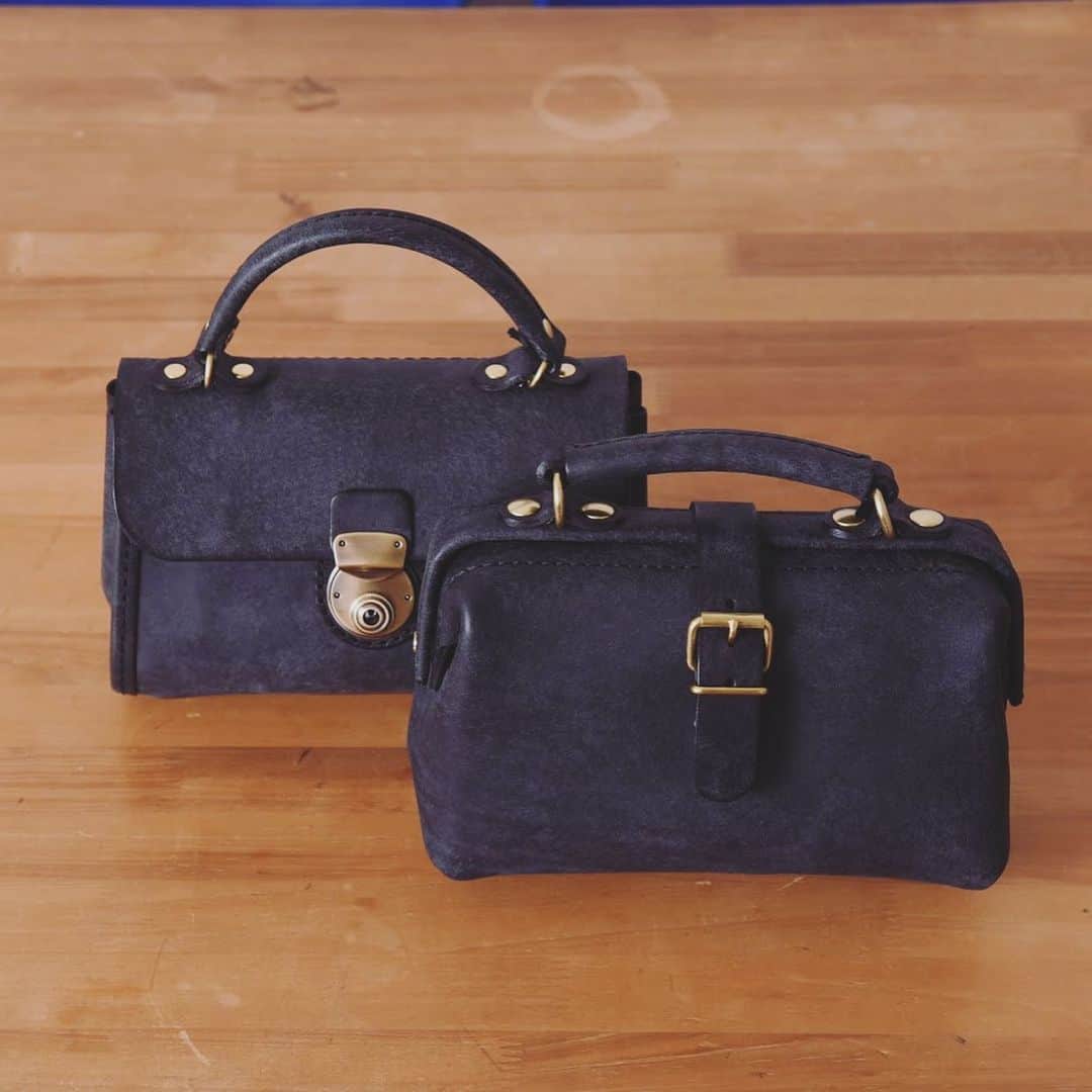 HERZ ヘルツさんのインスタグラム写真 - (HERZ ヘルツInstagram)「冬の限定品として人気を博している #ネビア の鞄や小物たち。﻿ 先日サイトで予告した通り、オンラインショップでは、新たに2型の鞄を追加で販売いたします。﻿ ﻿ いずれもミニバッグ系で、冬のお出かけにもピッタリ！﻿ こちらも数量限定でブラックのみの販売となりますが、ネビアの雰囲気を存分にお楽しみ頂けます。﻿ ﻿ 今後もブログやSNSで各店ネビア商品のご紹介をしていきます。お楽しみに！！﻿ ﻿ #ヘルツ #革 #レザー #革鞄 #革製品 #革小物 #革雑貨 #革職人 #作り手 #レザーバッグ #レザーグッズ  #herz #herzbag #leather #bag #leatherbag #madeinjapan #factory」12月20日 10時28分 - herz_bag