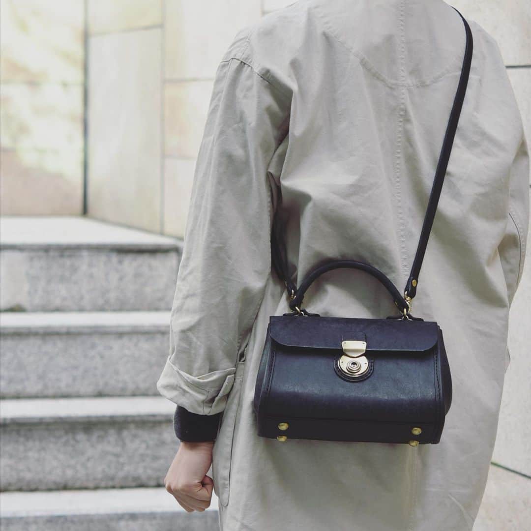 HERZ ヘルツさんのインスタグラム写真 - (HERZ ヘルツInstagram)「冬の限定品として人気を博している #ネビア の鞄や小物たち。﻿ 先日サイトで予告した通り、オンラインショップでは、新たに2型の鞄を追加で販売いたします。﻿ ﻿ いずれもミニバッグ系で、冬のお出かけにもピッタリ！﻿ こちらも数量限定でブラックのみの販売となりますが、ネビアの雰囲気を存分にお楽しみ頂けます。﻿ ﻿ 今後もブログやSNSで各店ネビア商品のご紹介をしていきます。お楽しみに！！﻿ ﻿ #ヘルツ #革 #レザー #革鞄 #革製品 #革小物 #革雑貨 #革職人 #作り手 #レザーバッグ #レザーグッズ  #herz #herzbag #leather #bag #leatherbag #madeinjapan #factory」12月20日 10時28分 - herz_bag